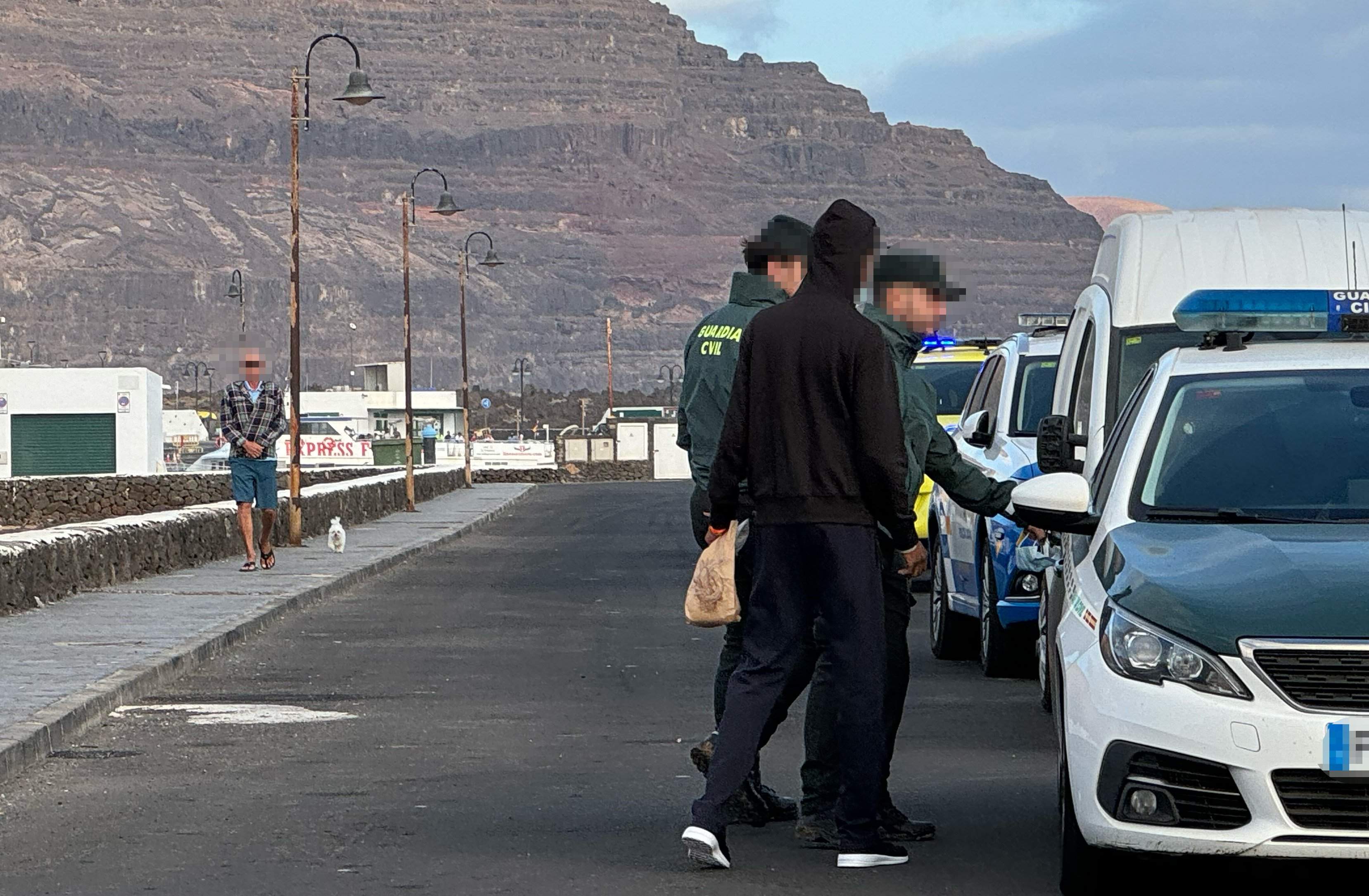 El menor trasladado por agentes de la Guardia Civil tras arribar en un atunero. Foto: Andrea Domínguez.