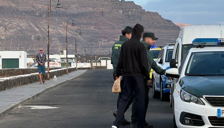 El menor trasladado por agentes de la Guardia Civil tras arribar en un atunero. Foto: Andrea Domínguez. El menor trasladado por agentes de la Guardia Civil tras arribar en un atunero. Foto: Andrea Domínguez.
