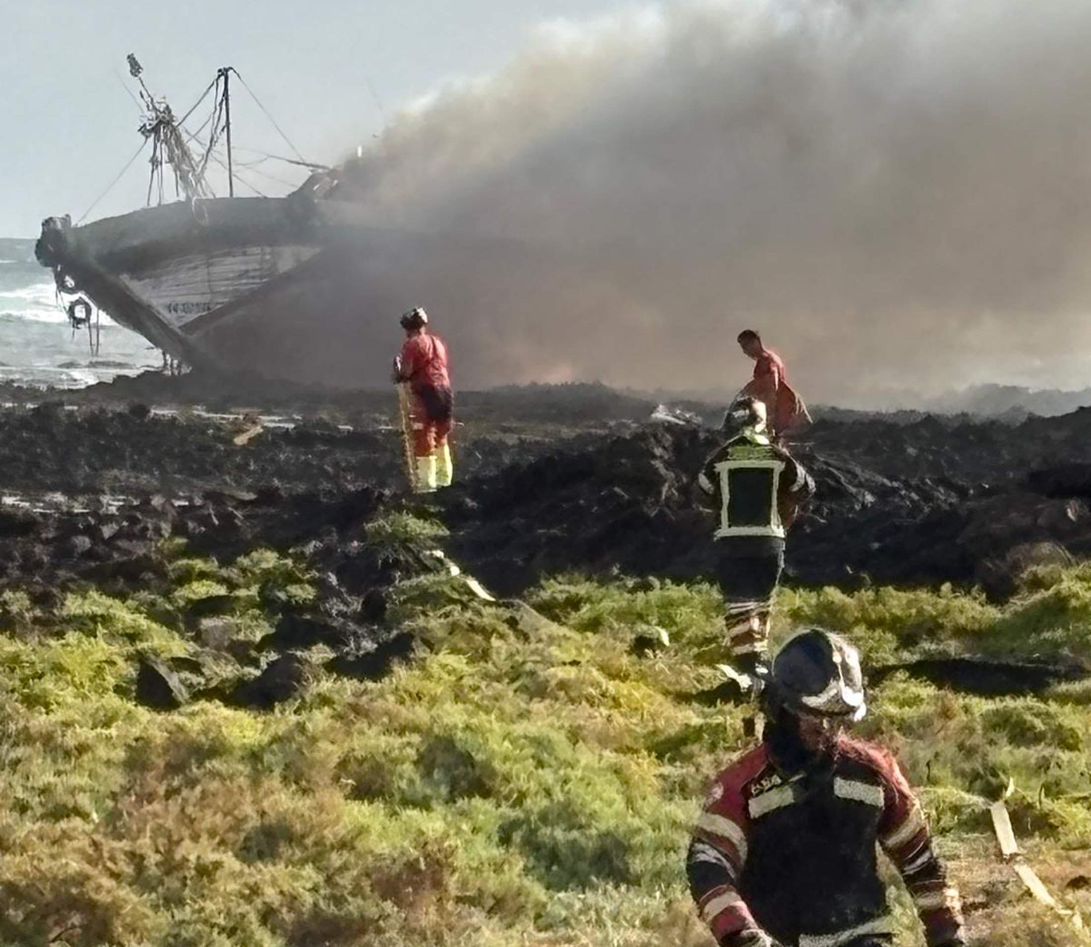 Bomberos junto al atunero encallado en Órzola