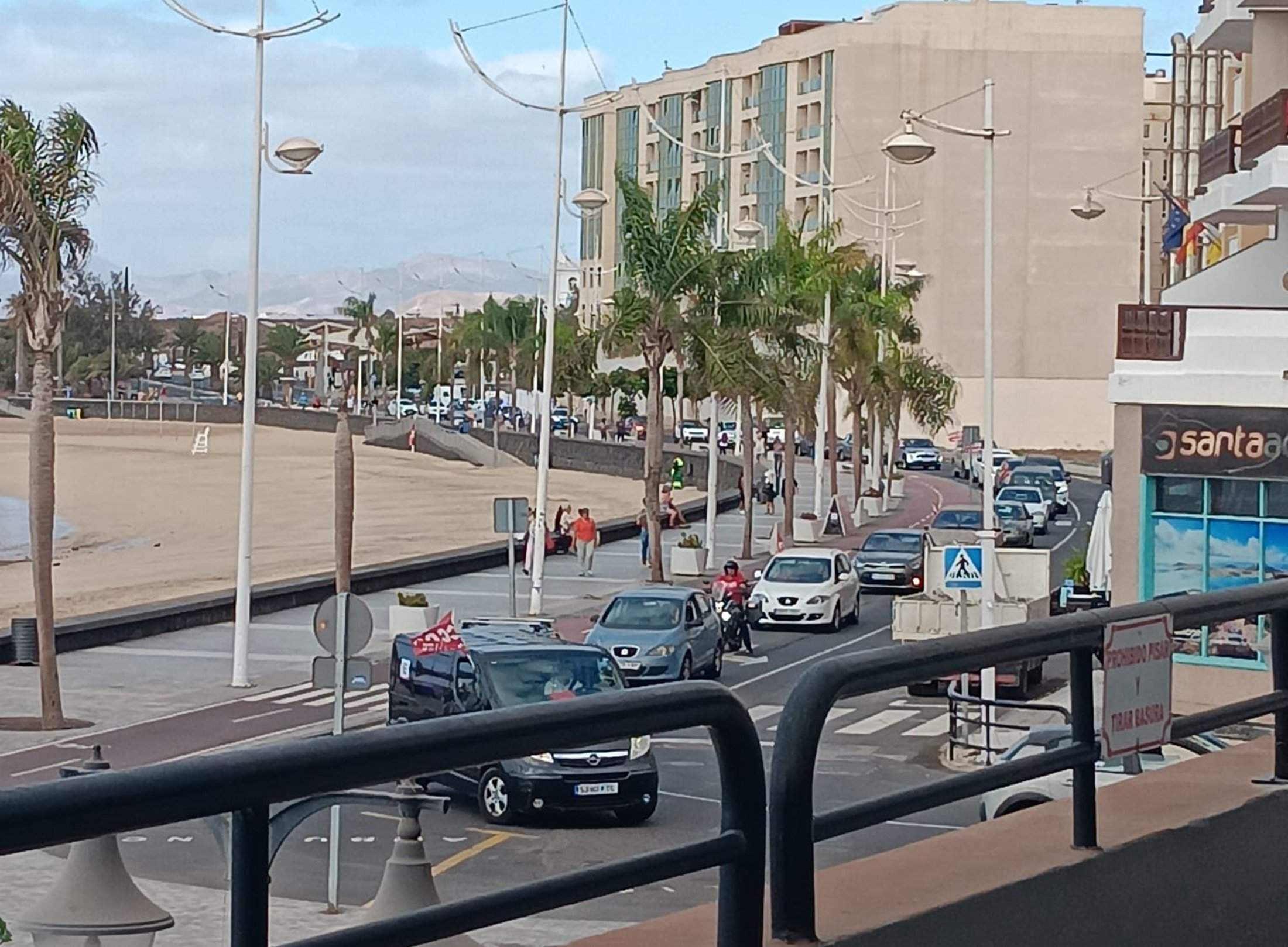 Caravana de coches en Arrecife. La Voz