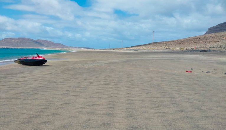 Bomberos del Consorcio de Seguridad y Emergencias en la playa debajo de El Risco.