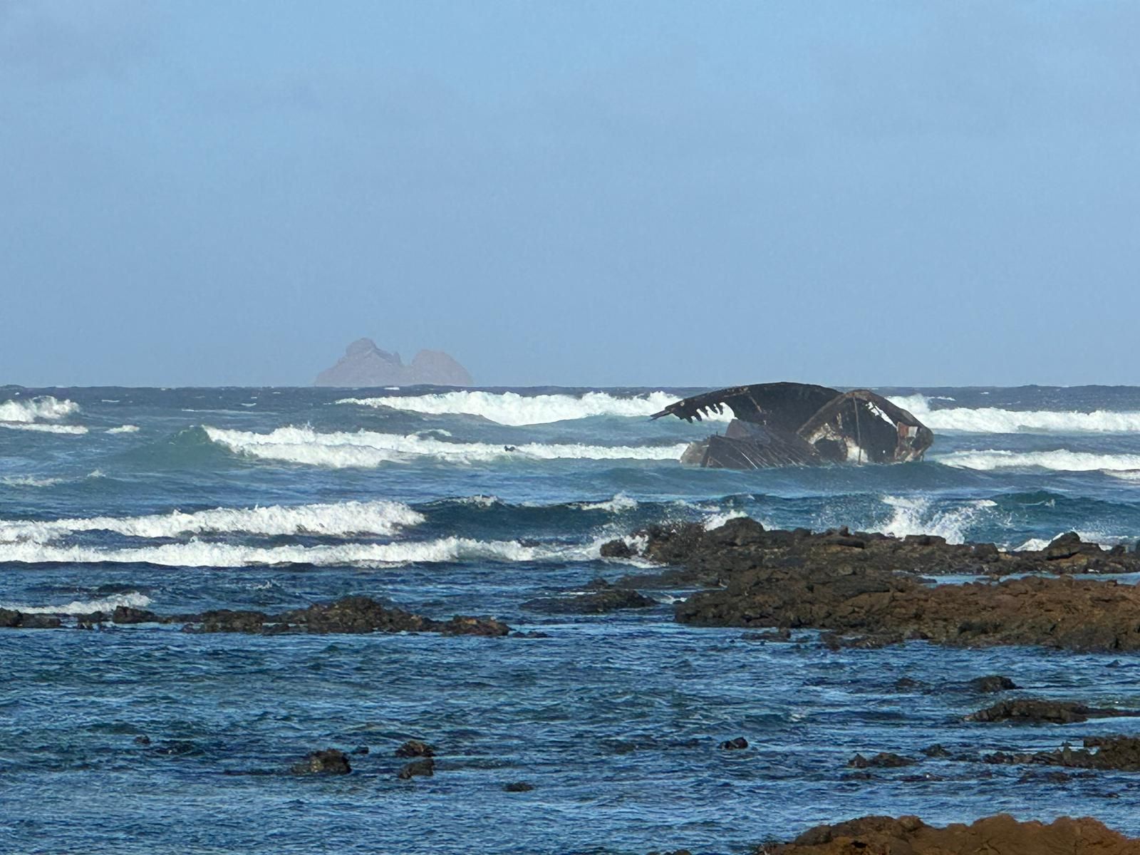 Atunero encallado en Órzola (Fotos: Andrea Domínguez)