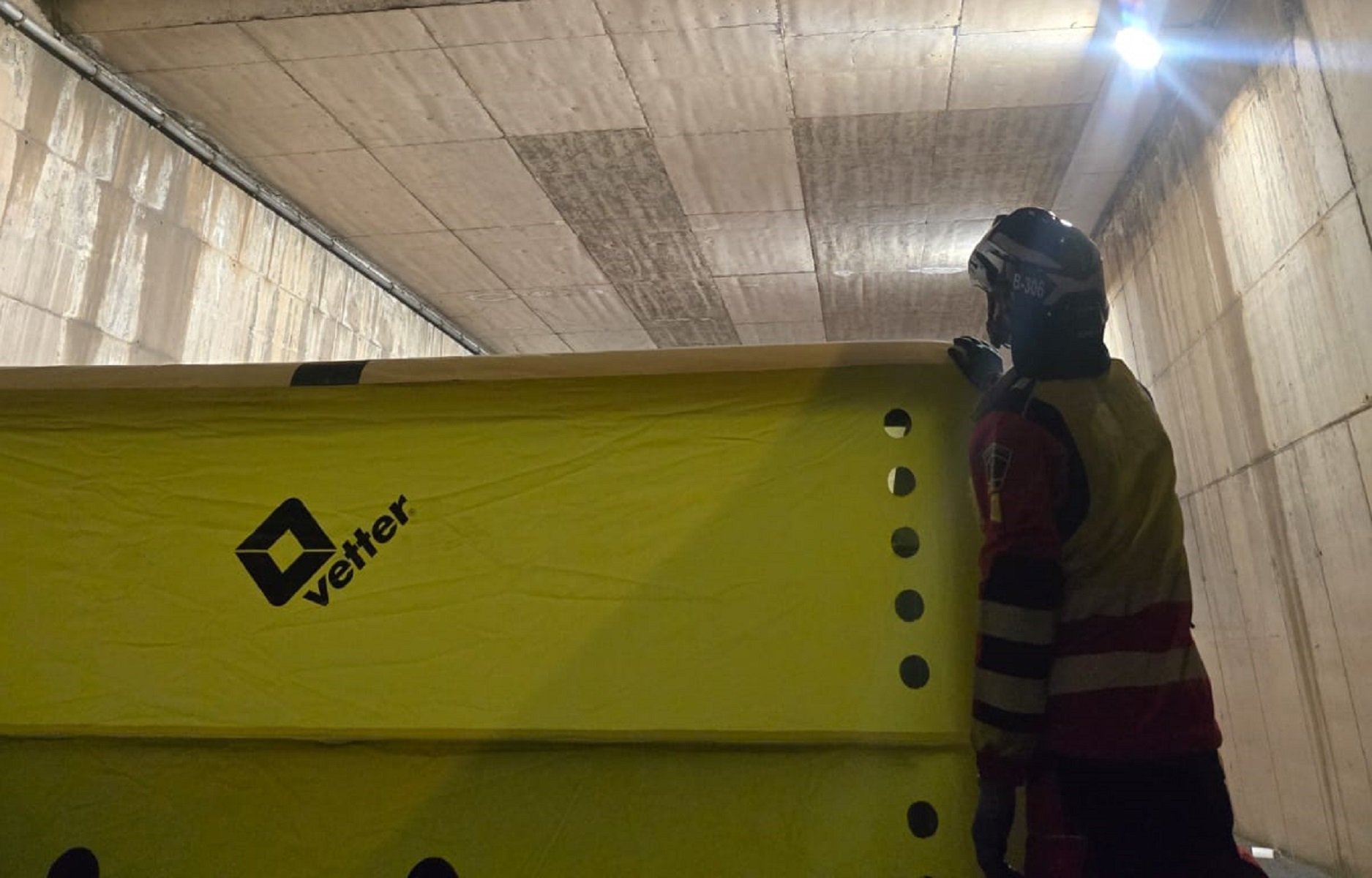 Un bombero con un colchón de vacío en Arrecife