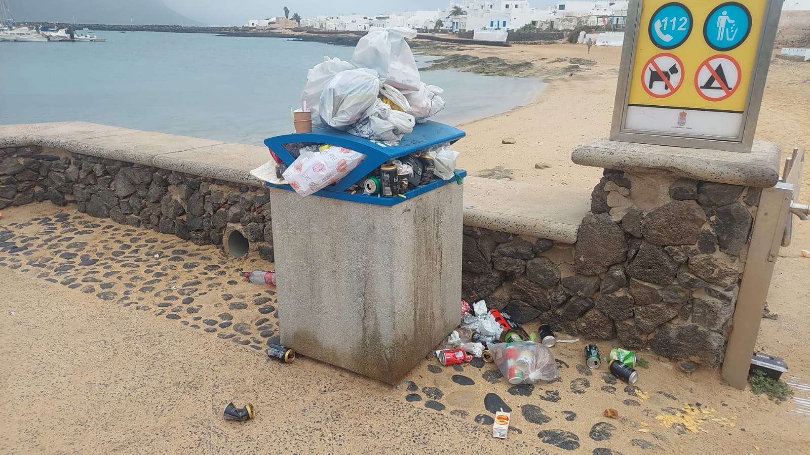 Residuos tras las fiestas locales de Lanzarote. Foto: Papacría. Residuos tras las fiestas locales de Lanzarote. Foto: Papacría.