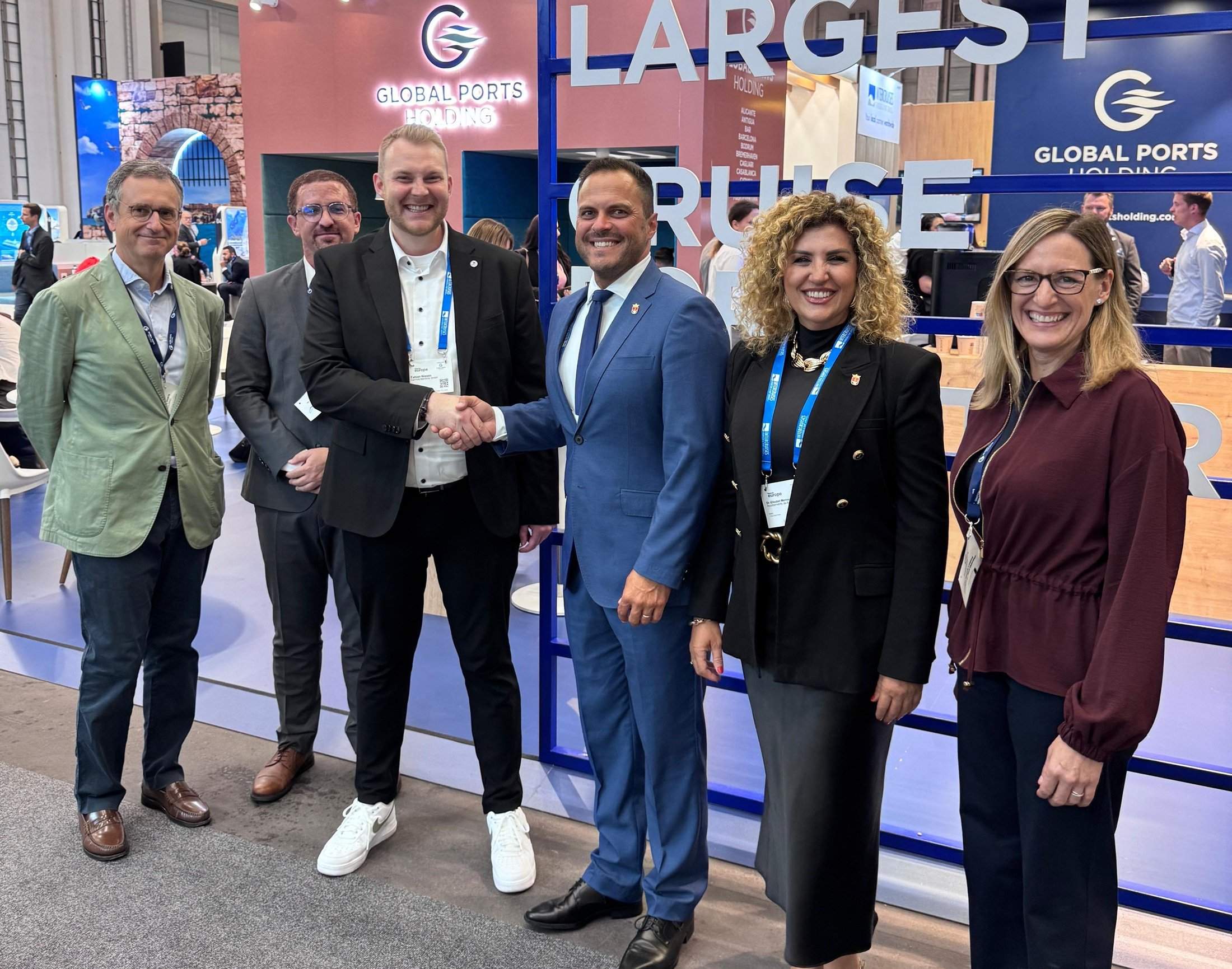 El alcalde Yonathan de León y la concejala de Turismo, Eli Merino, en la feria internacional Seatrade Europa