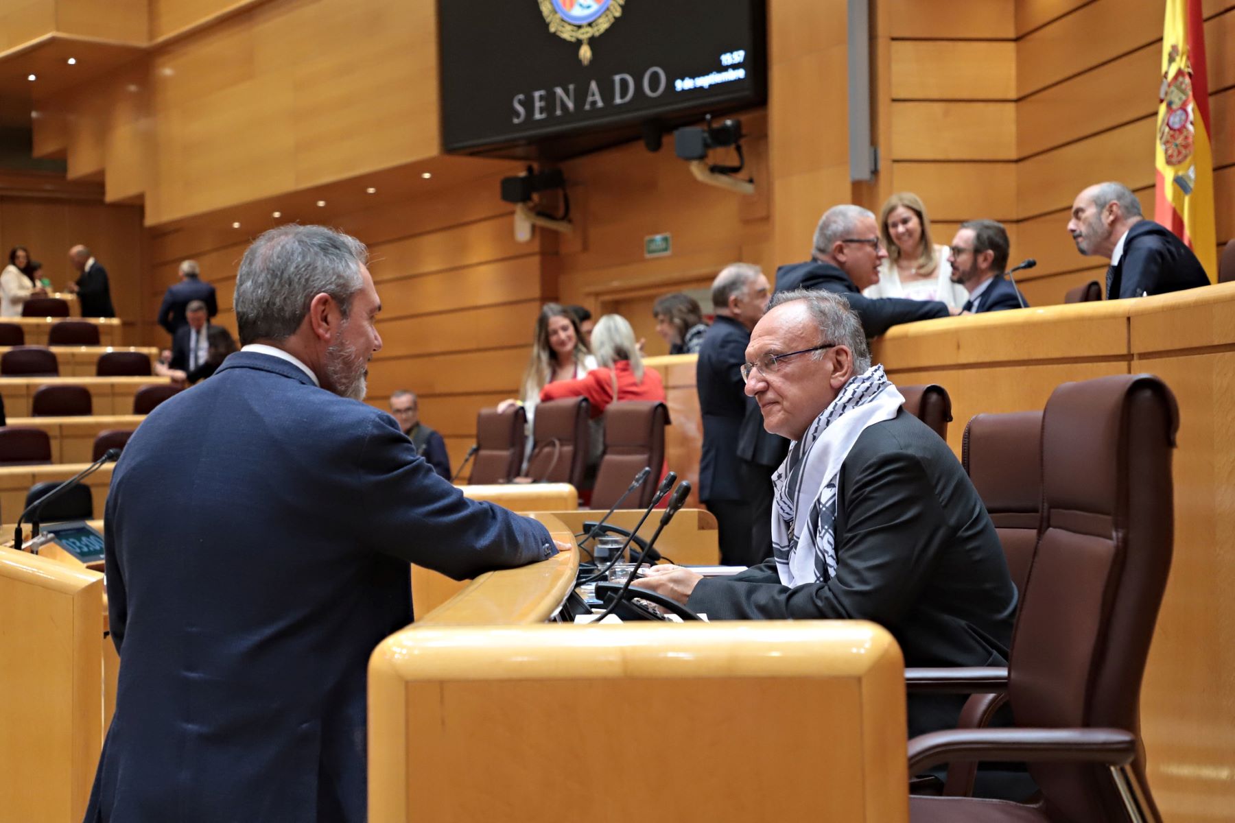 Manuel Fajardo luce el pañuelo palestino durante el pleno del Senado