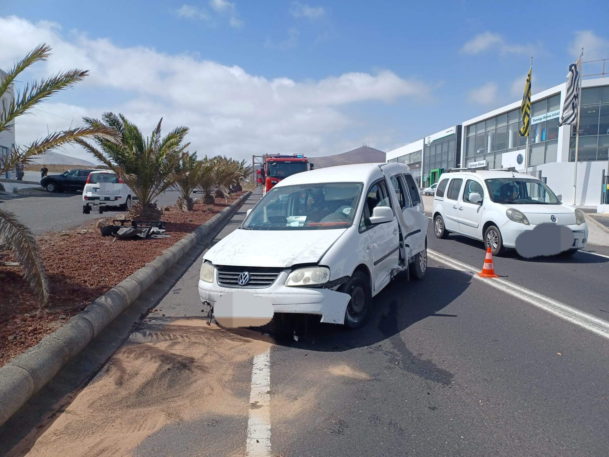Pierde el control de su vehículo y se estampa contra la mediana en Arrecife.