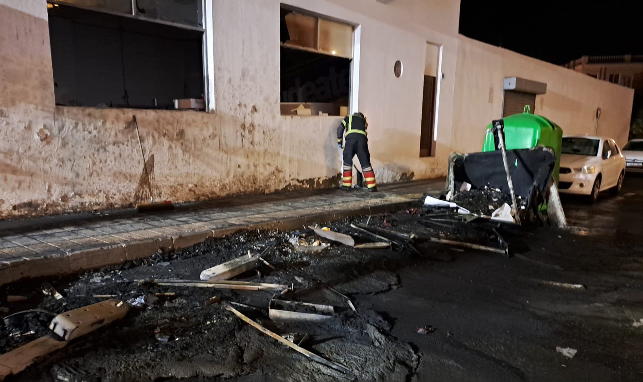 Los contenedores y el local afectados por las llamas en Arrecife