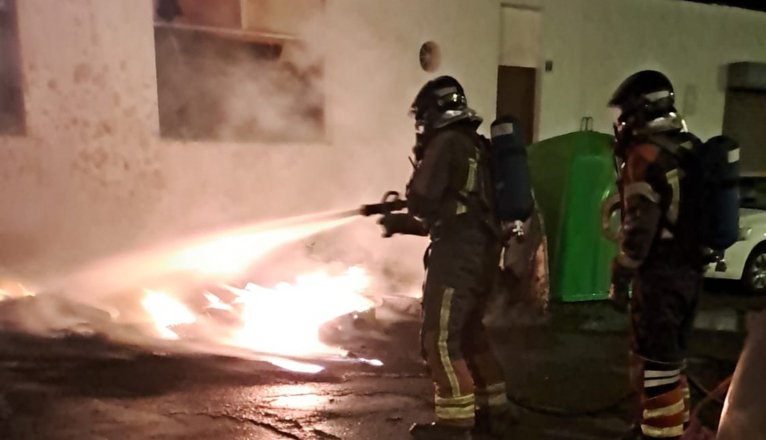 Bomberos en las labores de extinción