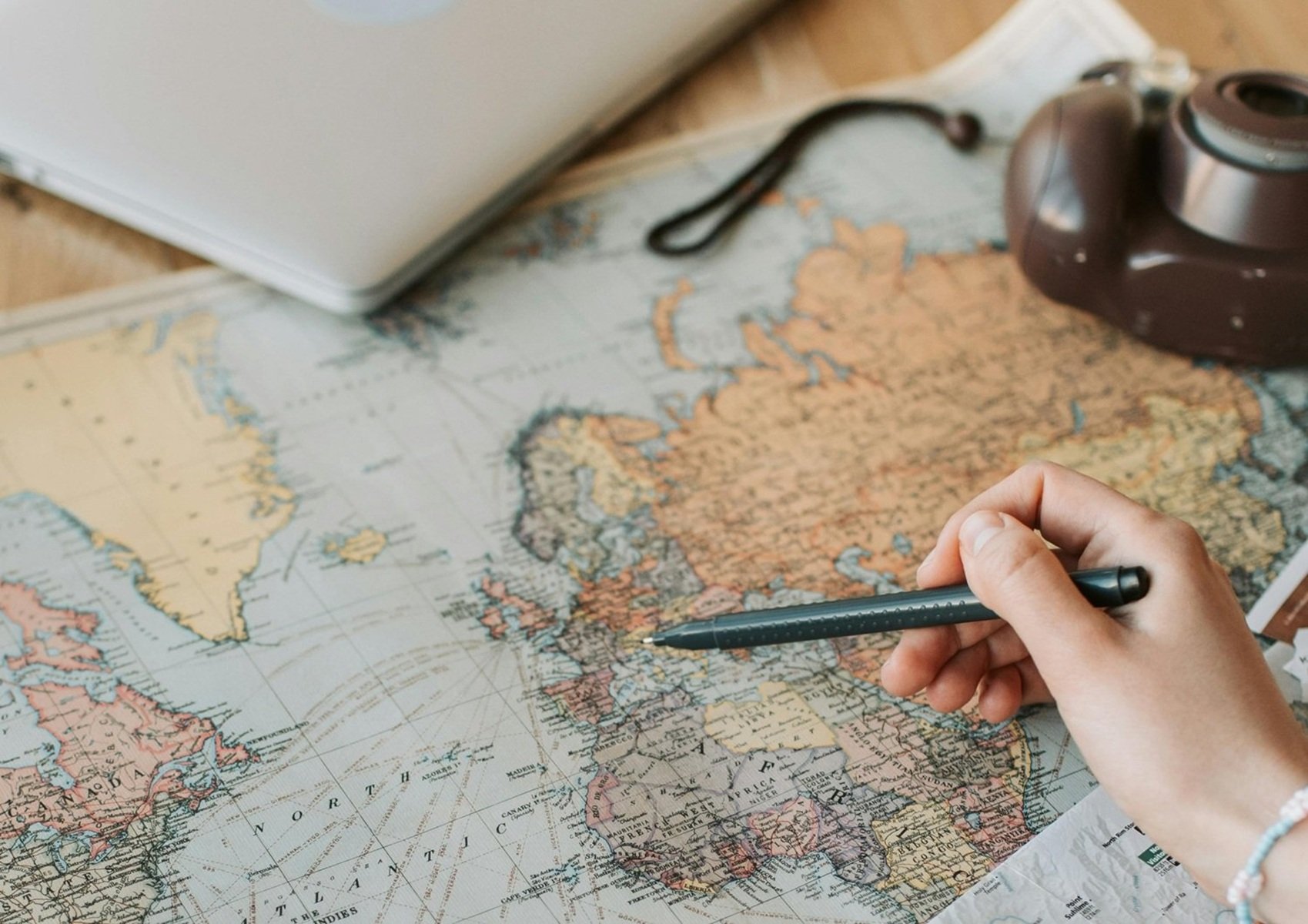 Una persona planifica un viaje. Turismo. Inflación.