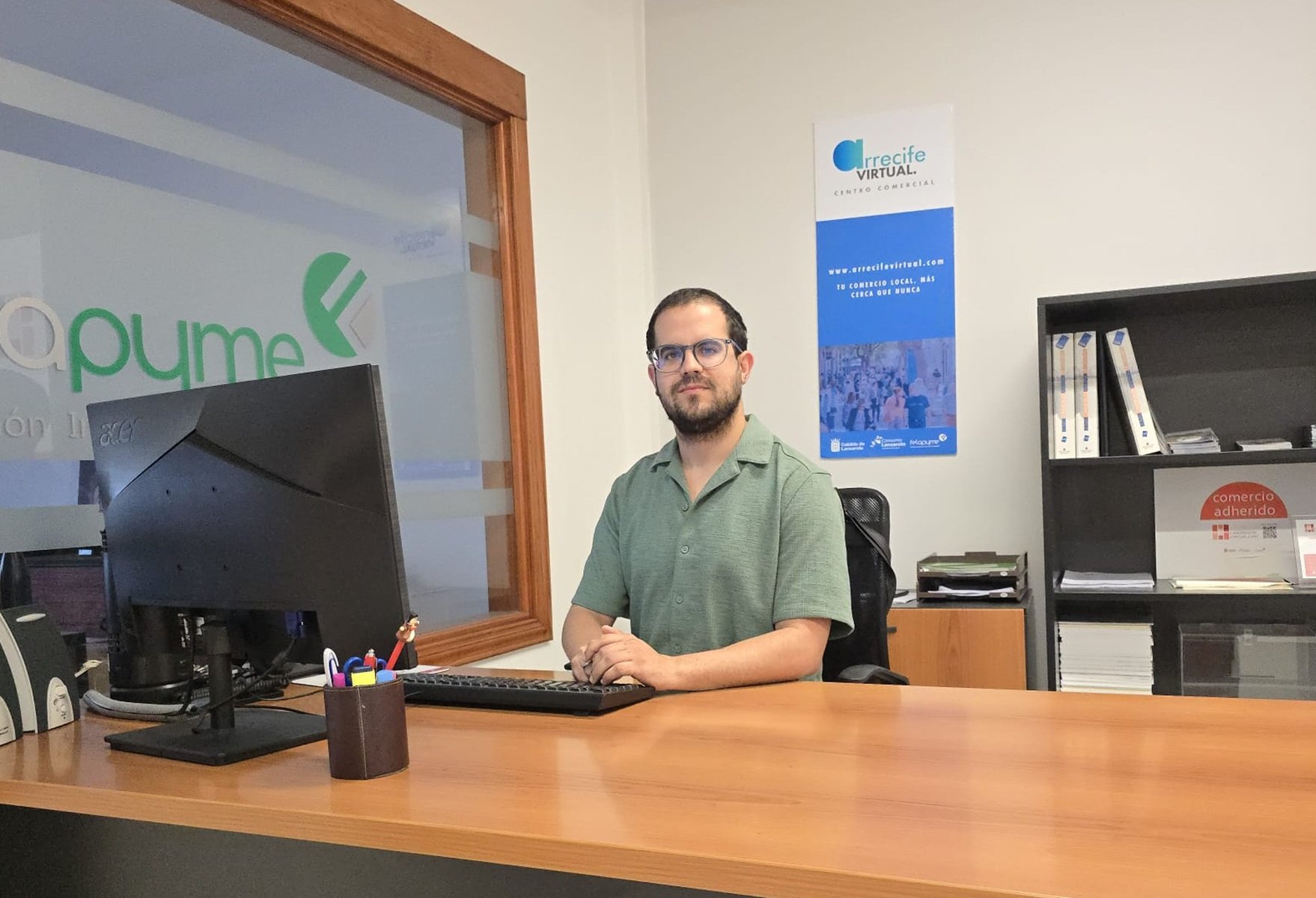 Sergio Perdomo en su despacho. Comercio.