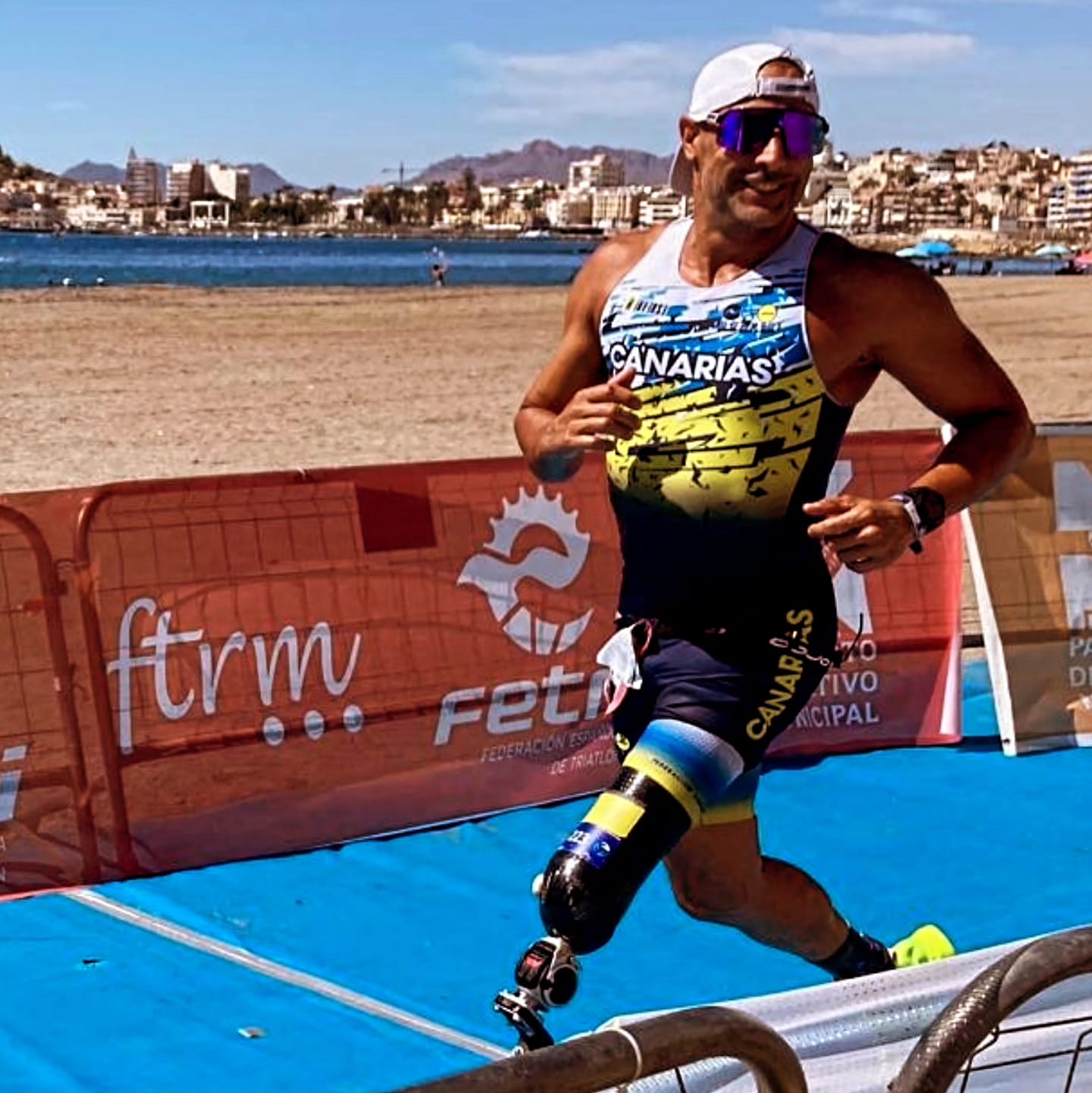 El triatleta paralímpico conejero Lionel Morales en Murcia.