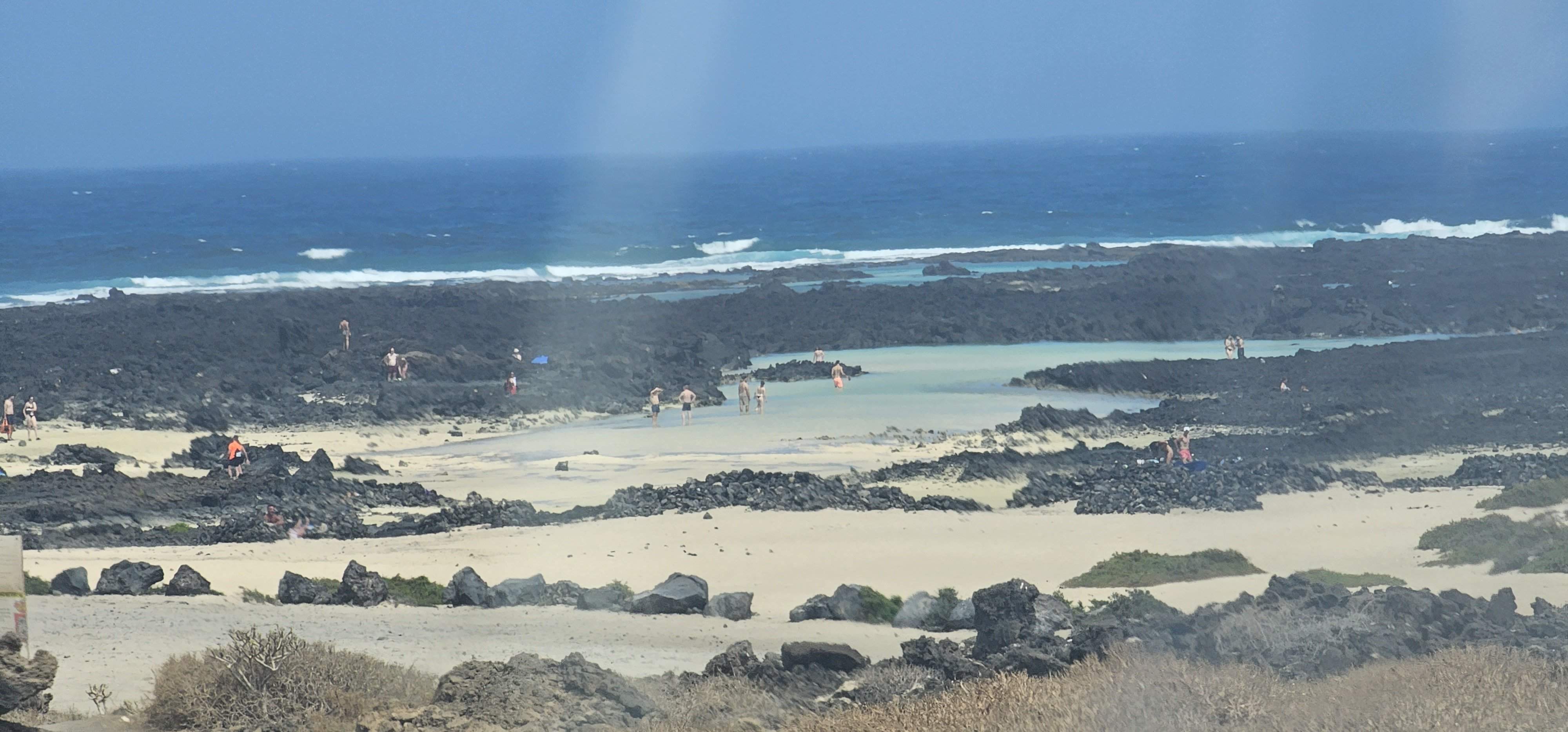 Personas bañándose en Caletón Blanco este sábado, a pesar de la prohibición. Foto: Cedida.