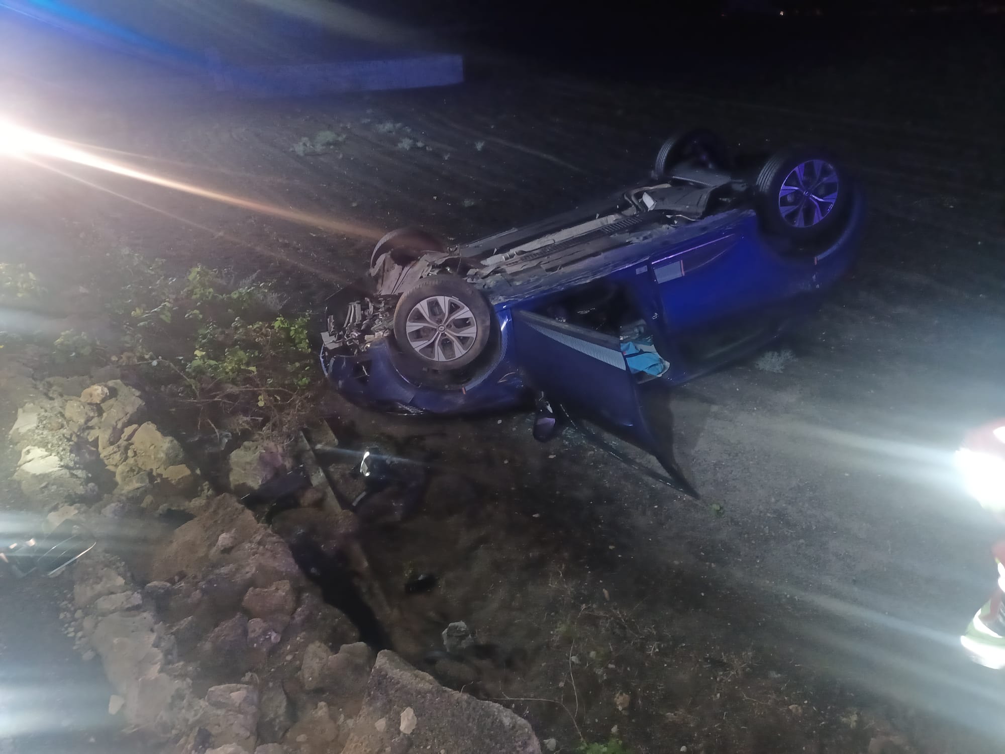 Vehículo accidentado en la LZ67, entre Tinajo y Yaiza.