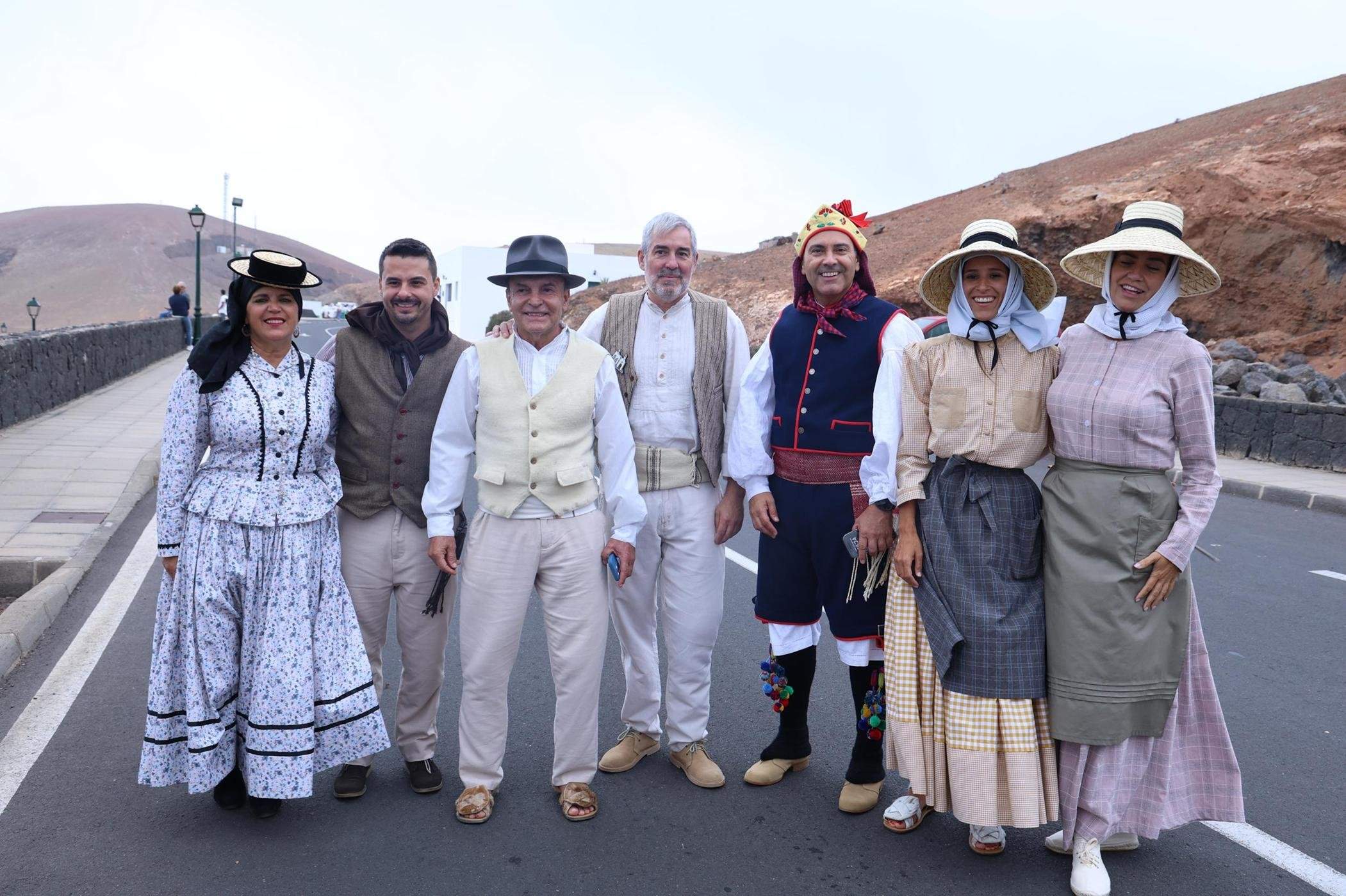 Ofrendas a la Virgen de Los Dolores.