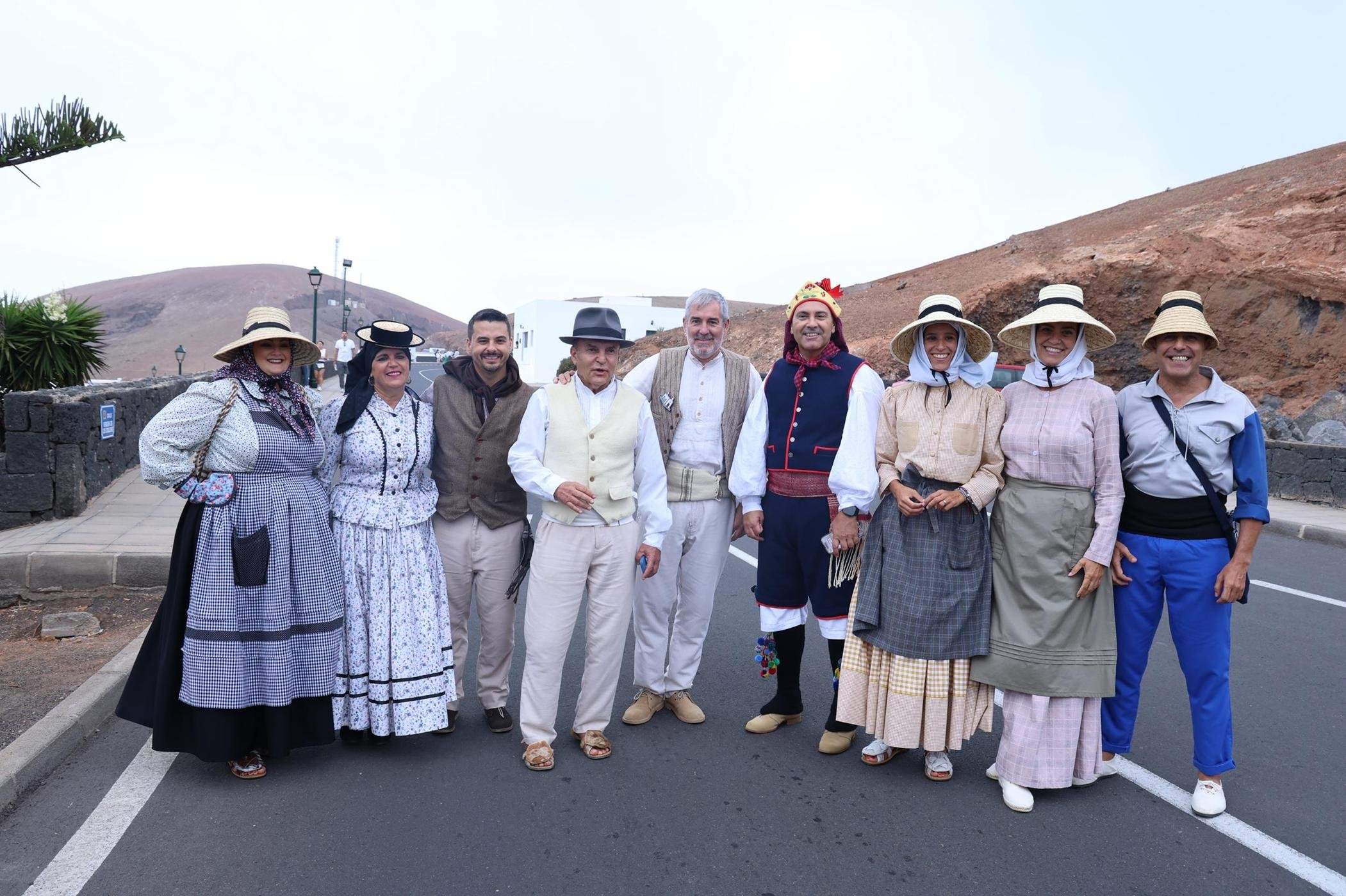 Ofrendas a la Virgen de Los Dolores.