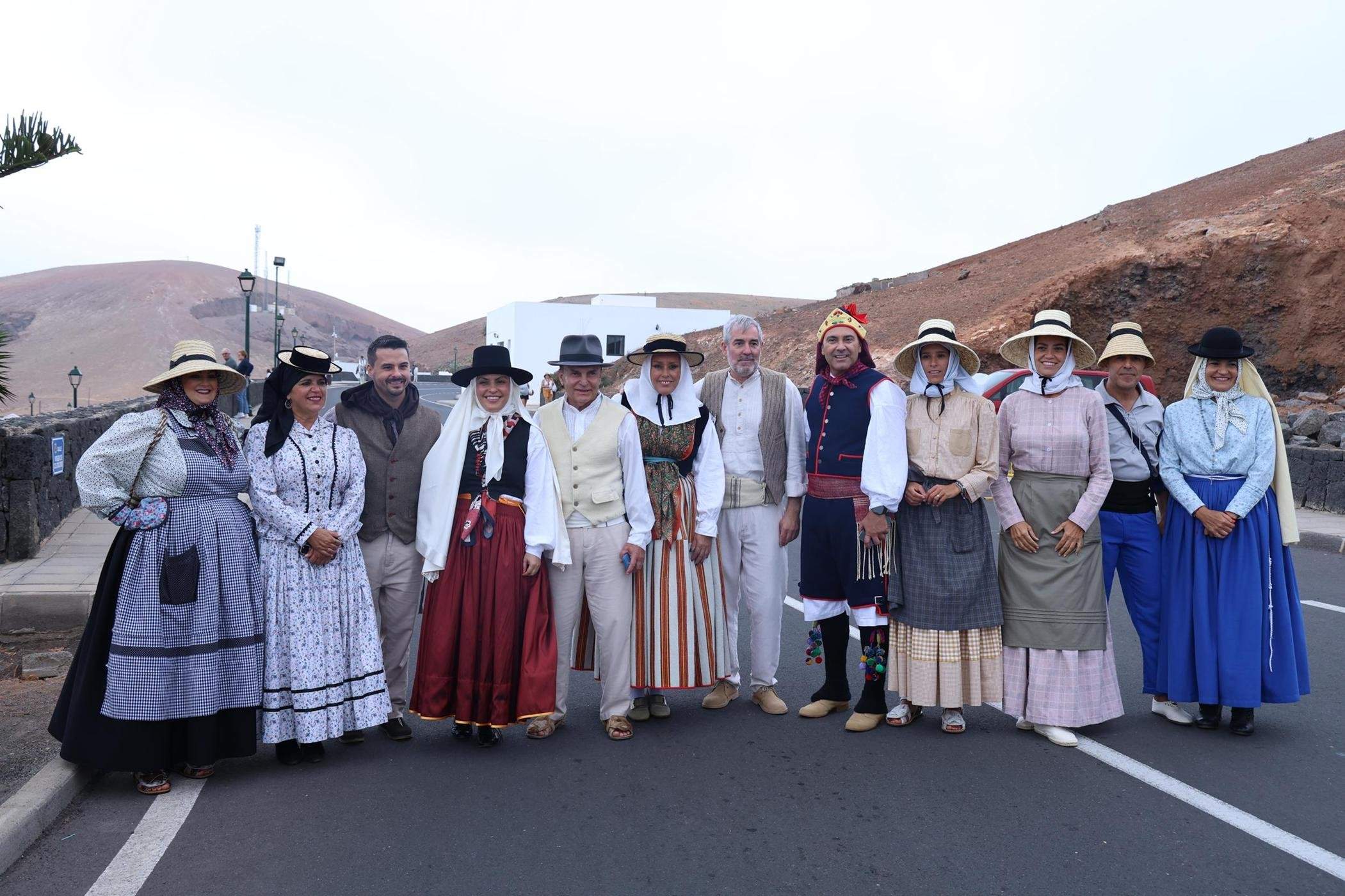 Ofrendas a la Virgen de Los Dolores.