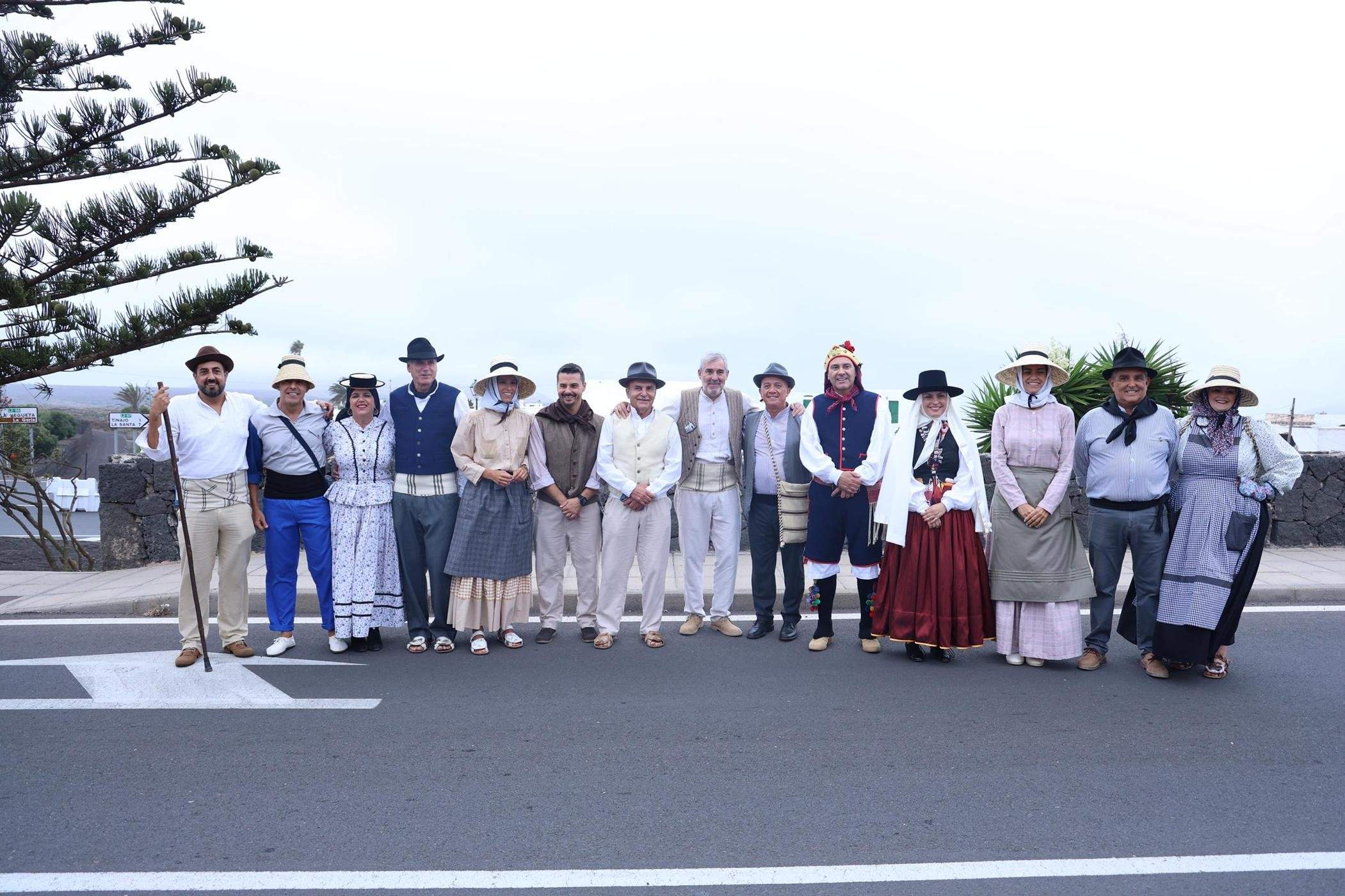 Ofrendas a la Virgen de Los Dolores.