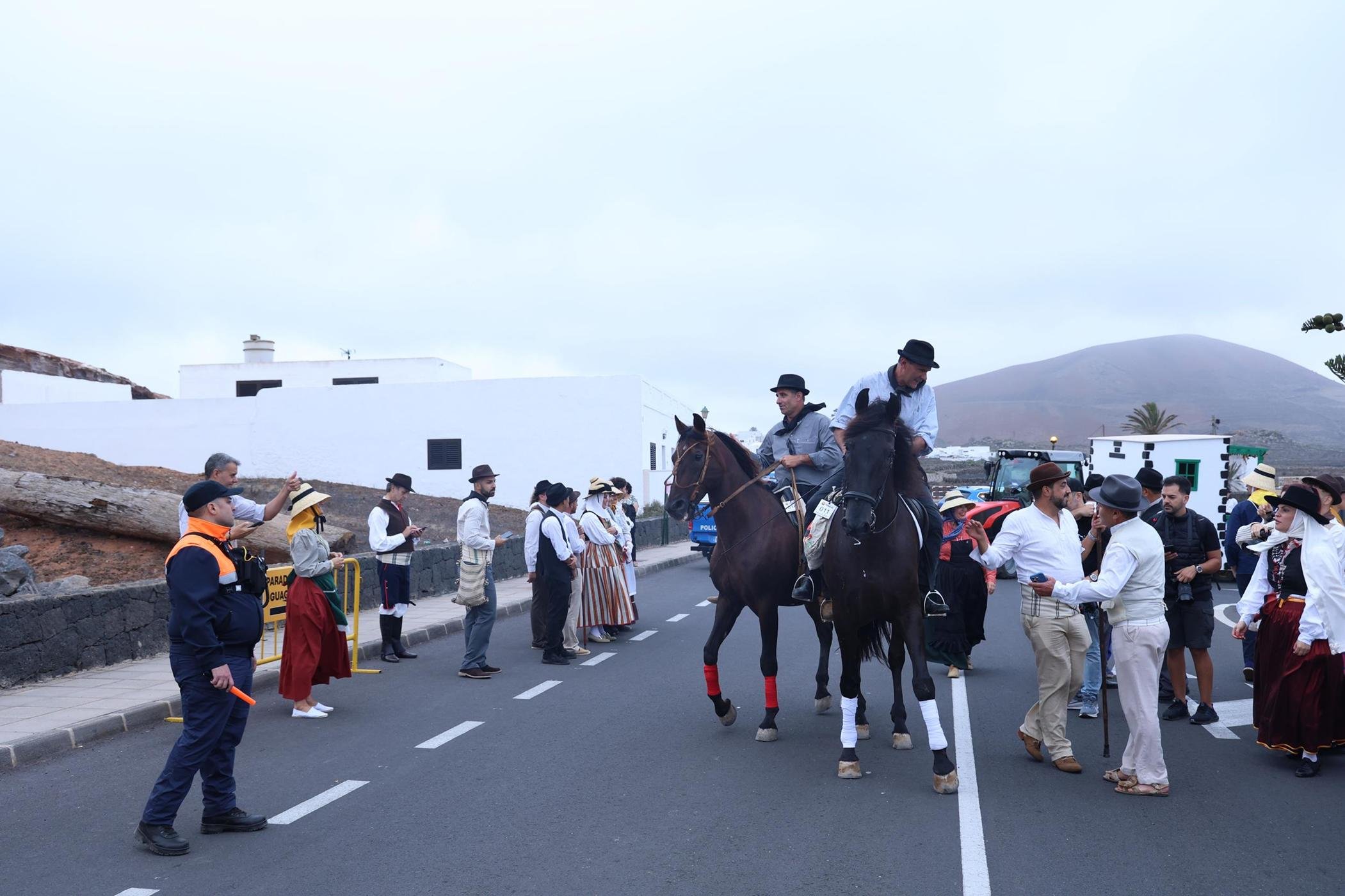 Ofrendas a la Virgen de Los Dolores.