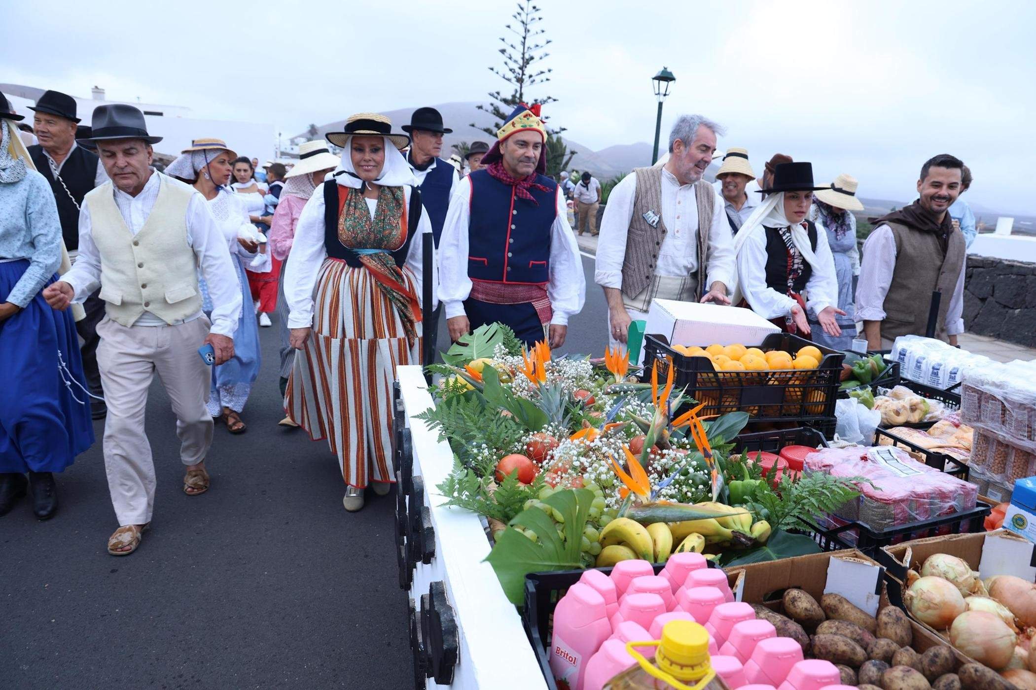 Ofrendas a la Virgen de Los Dolores.