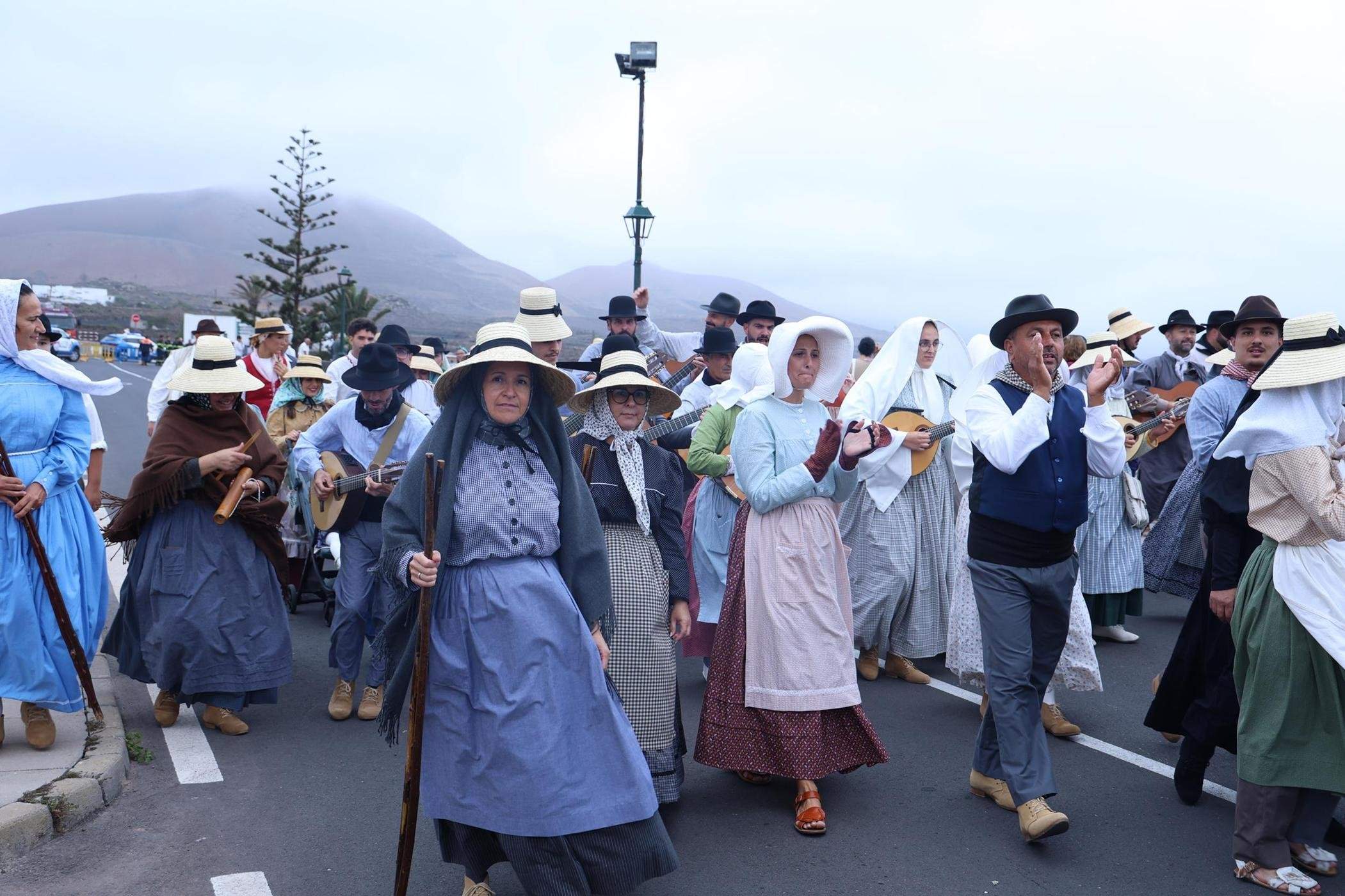 Ofrendas a la Virgen de Los Dolores.