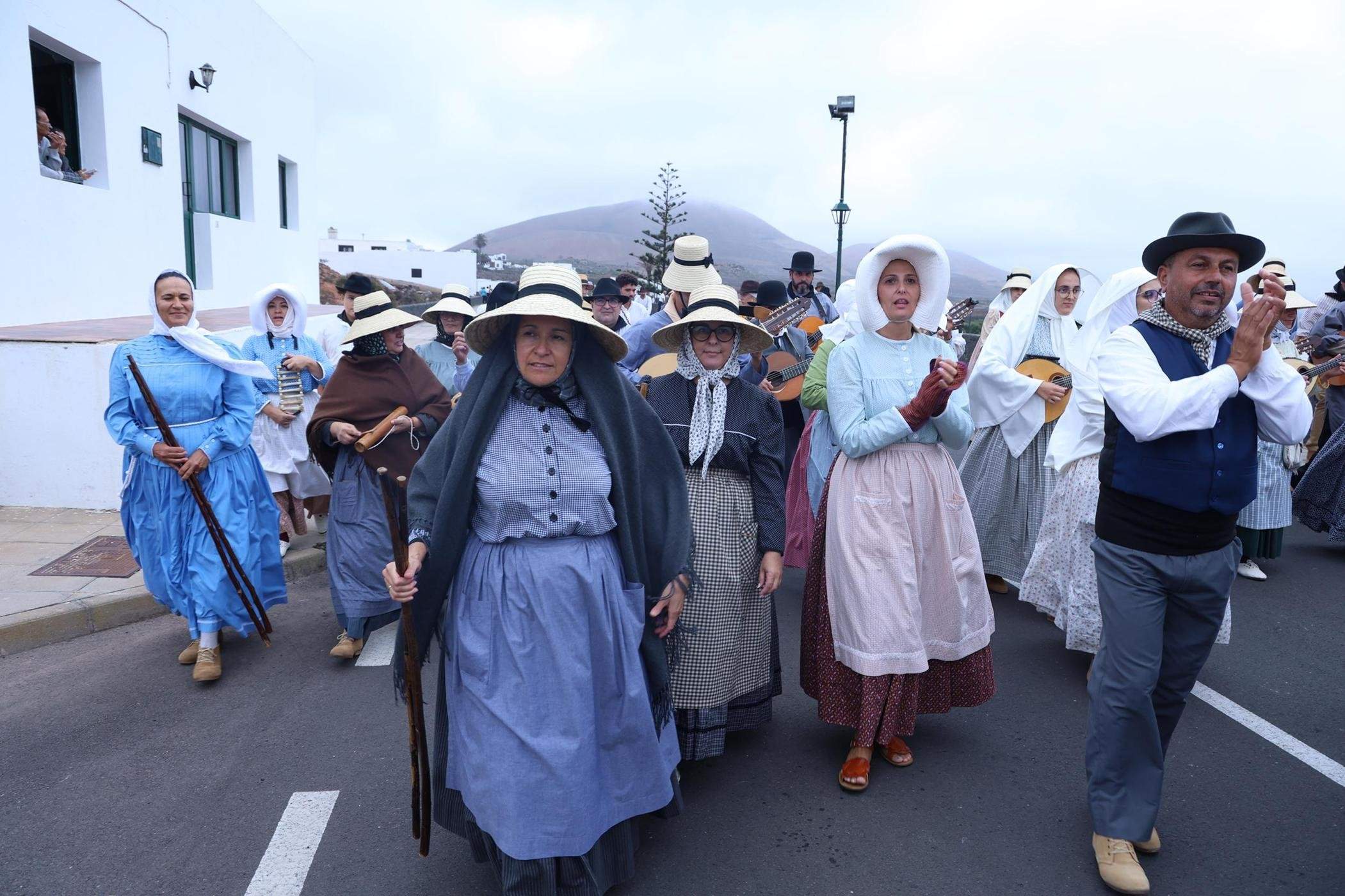 Ofrendas a la Virgen de Los Dolores.