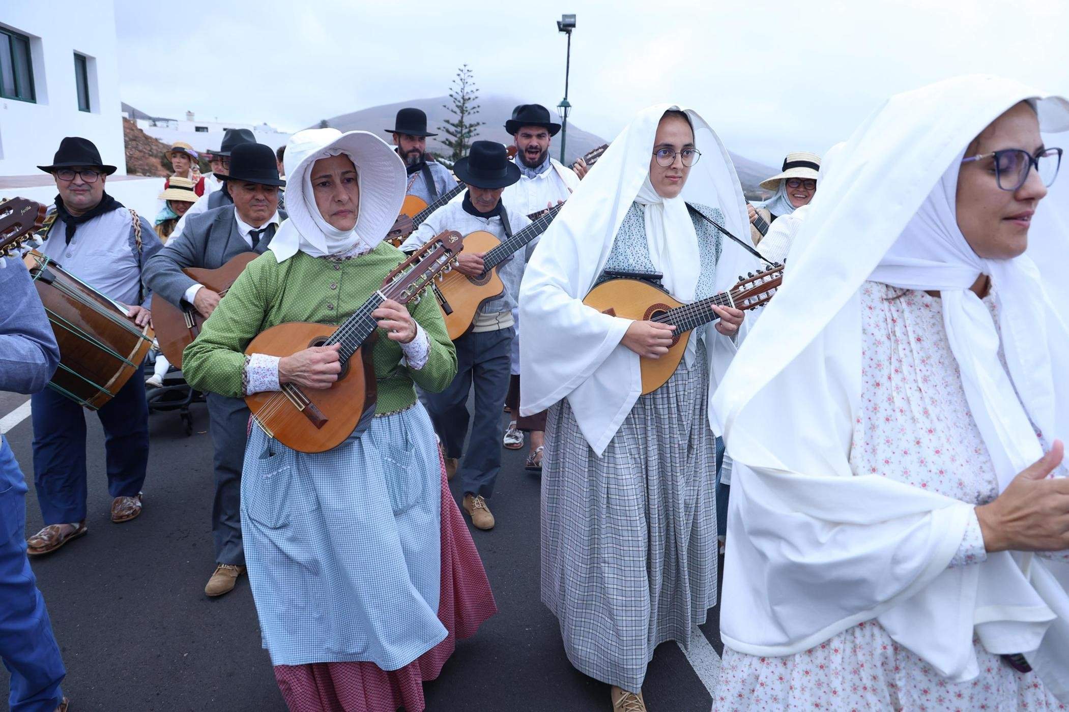 Ofrendas a la Virgen de Los Dolores.