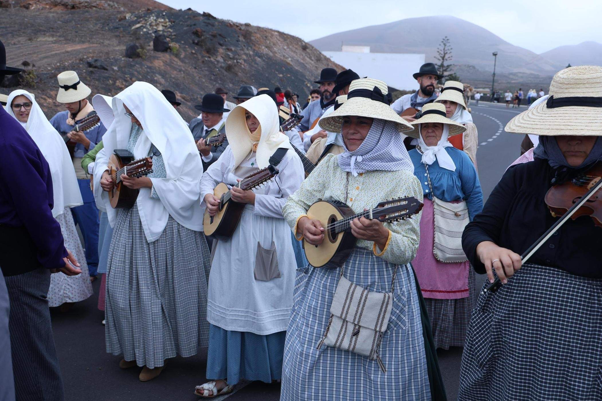 Ofrendas a la Virgen de Los Dolores.