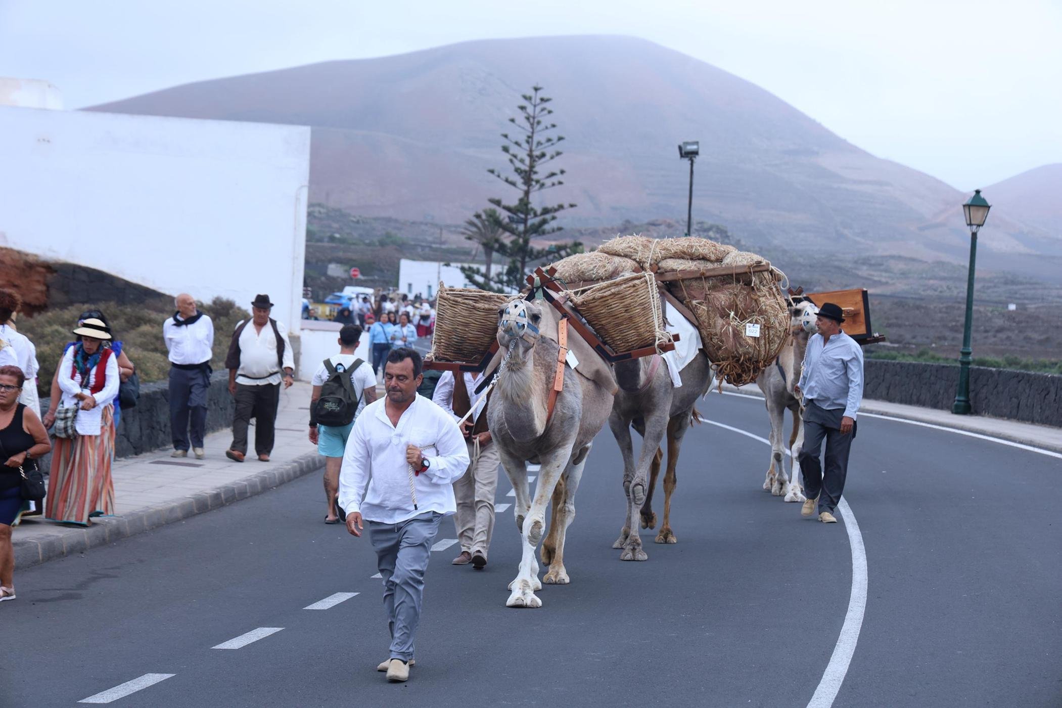 Ofrendas a la Virgen de Los Dolores.