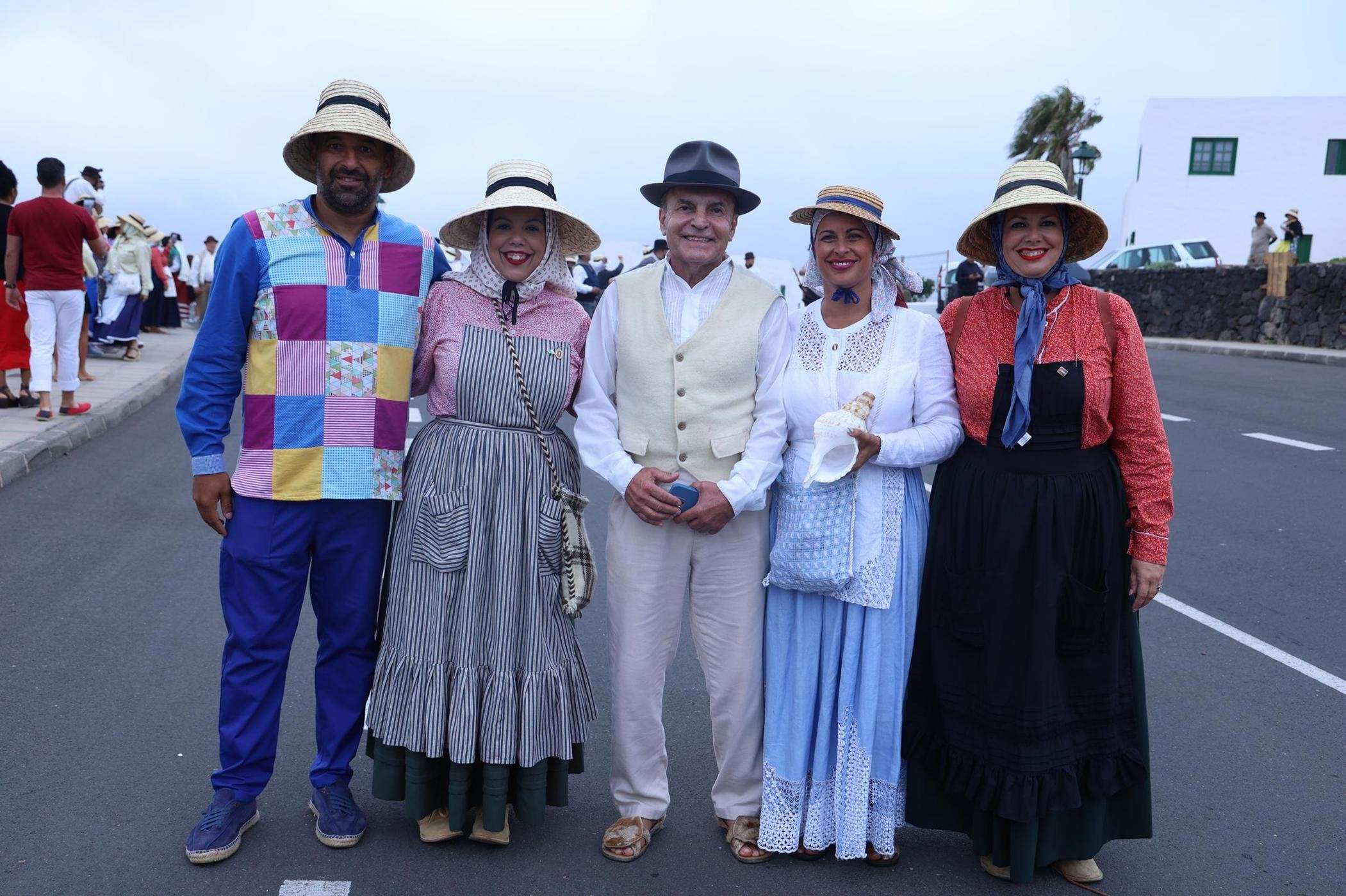 Ofrendas a la Virgen de Los Dolores.