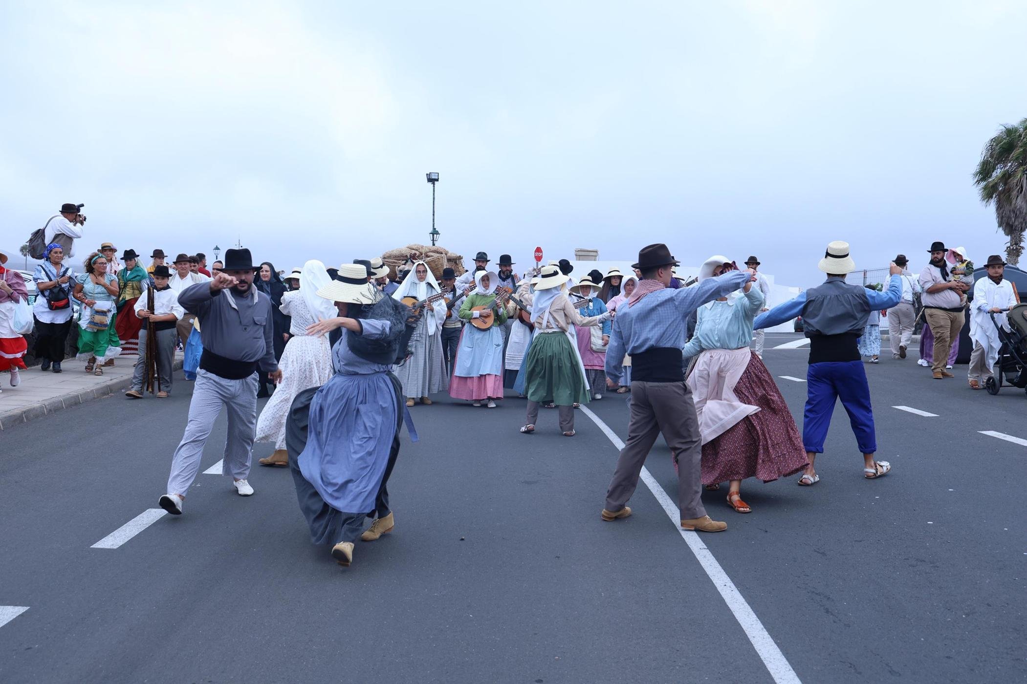 Ofrendas a la Virgen de Los Dolores.