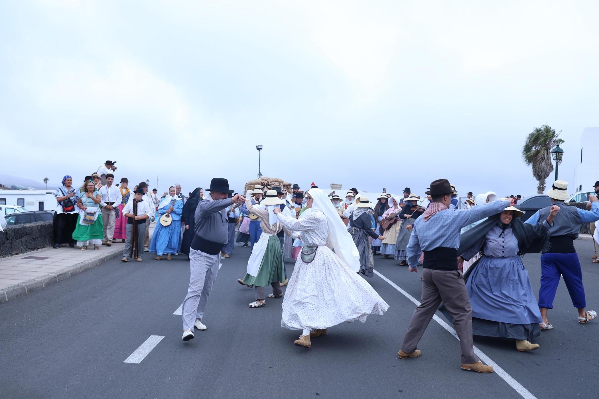 Ofrendas a la Virgen de Los Dolores.