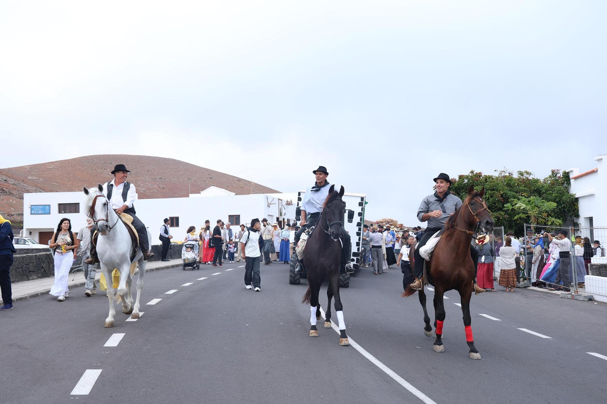 Ofrendas a la Virgen de Los Dolores.