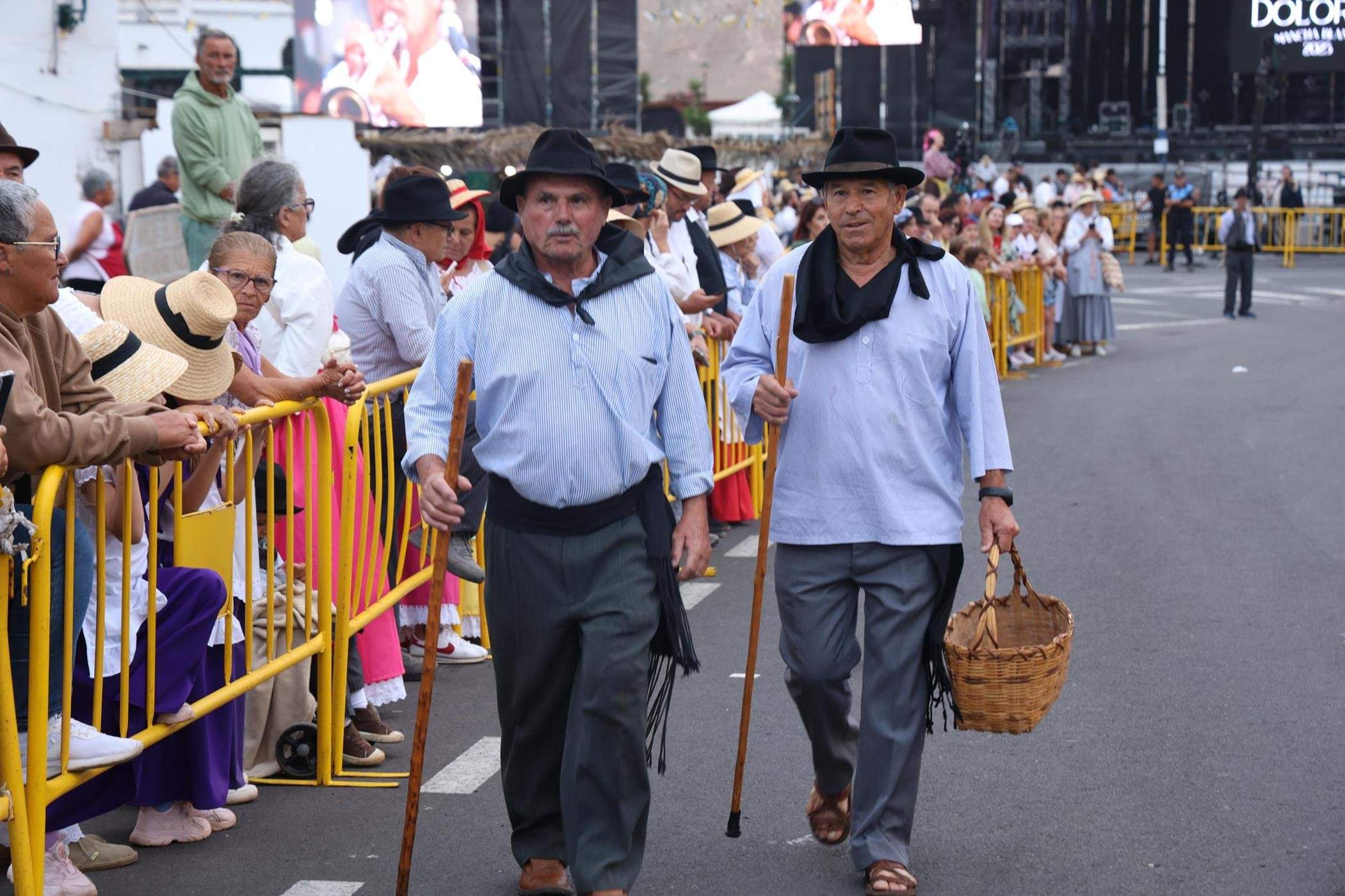 Ofrendas a la Virgen de Los Dolores.