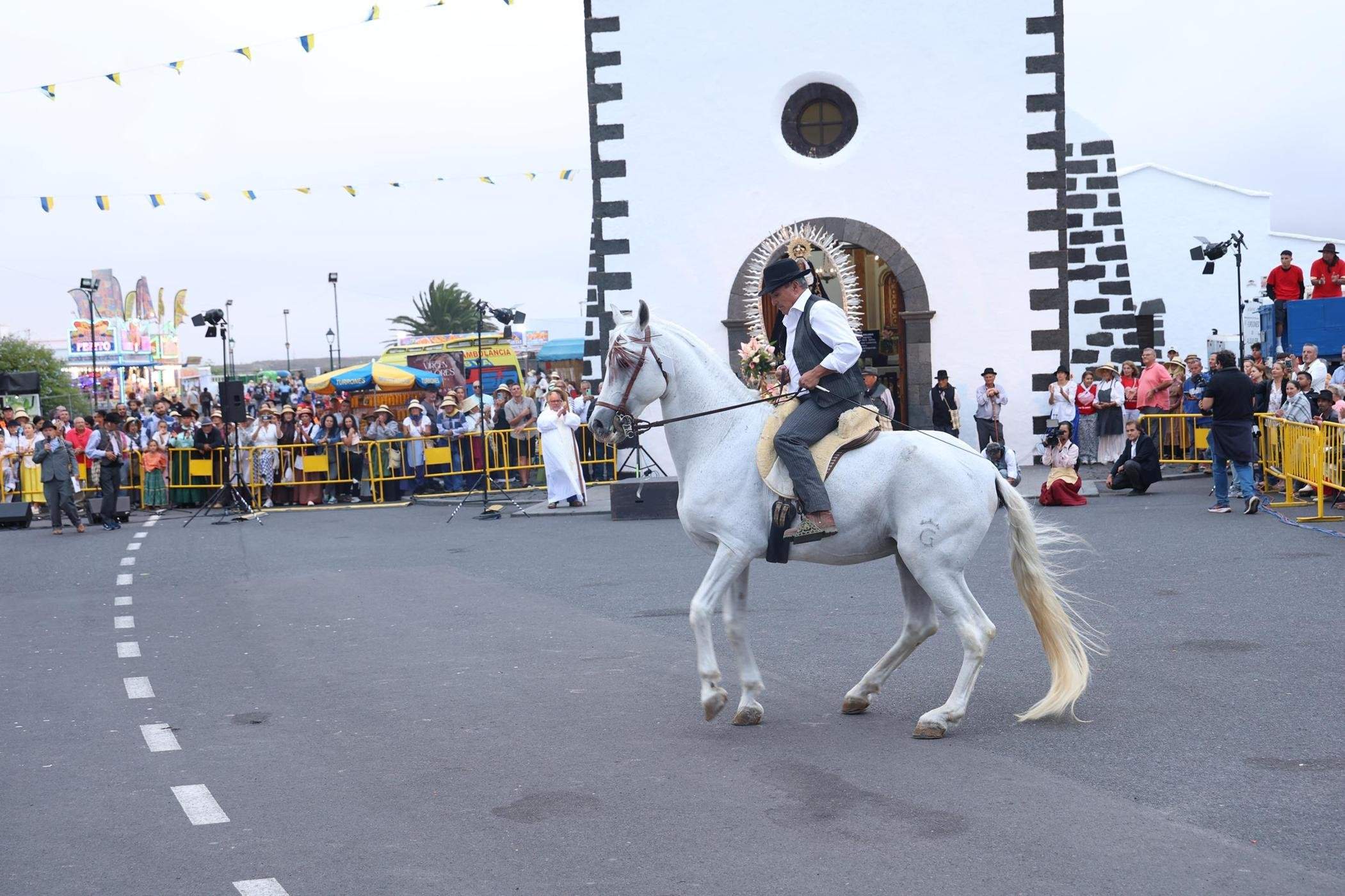 Ofrendas a la Virgen de Los Dolores.