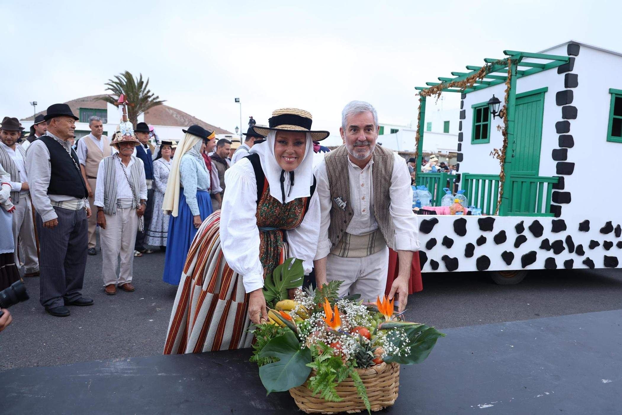 Ofrendas a la Virgen de Los Dolores.