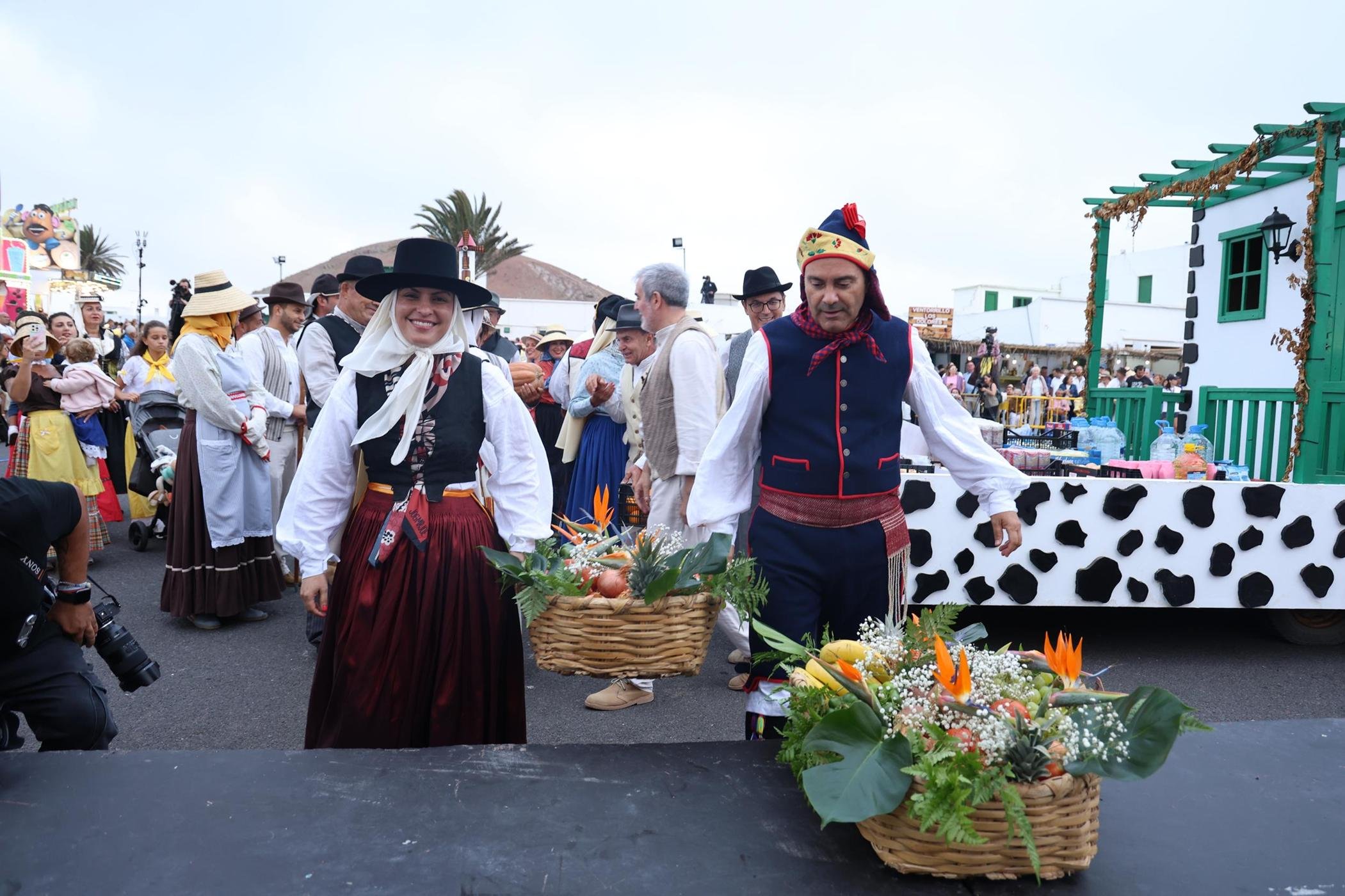 Ofrendas a la Virgen de Los Dolores.