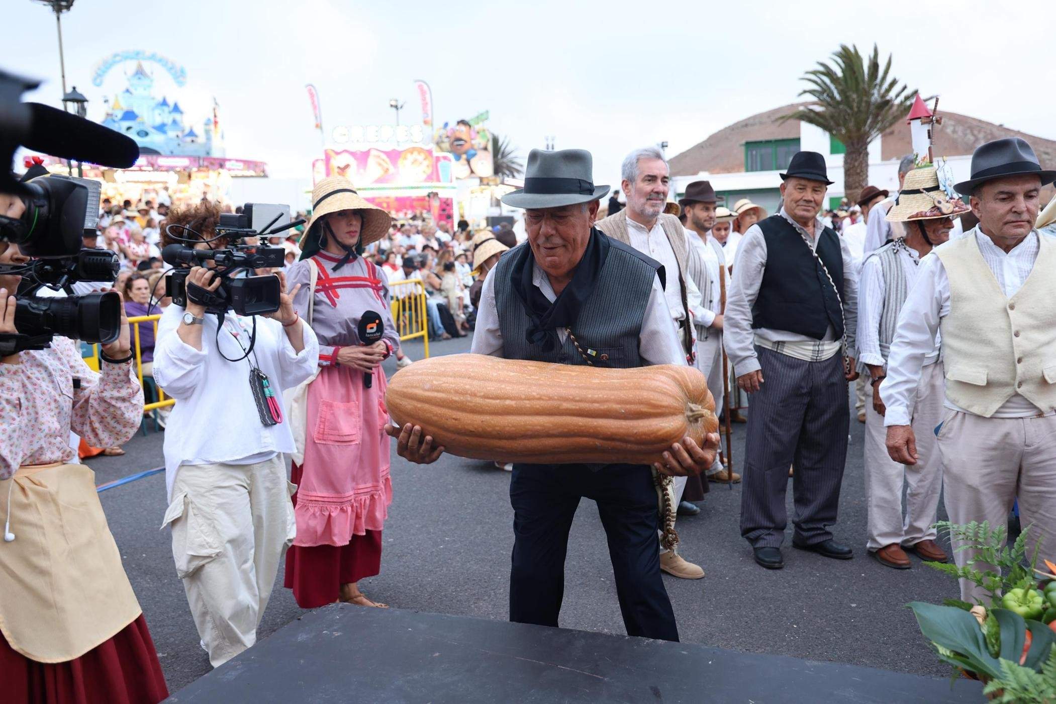 Ofrendas a la Virgen de Los Dolores.