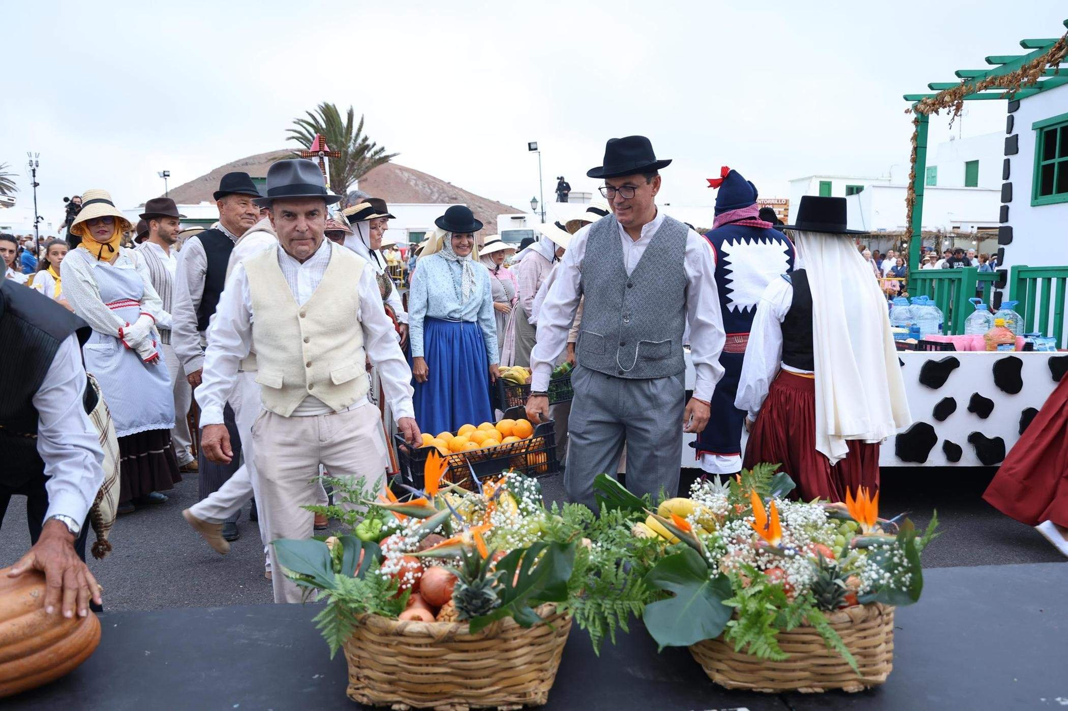 Ofrendas a la Virgen de Los Dolores.