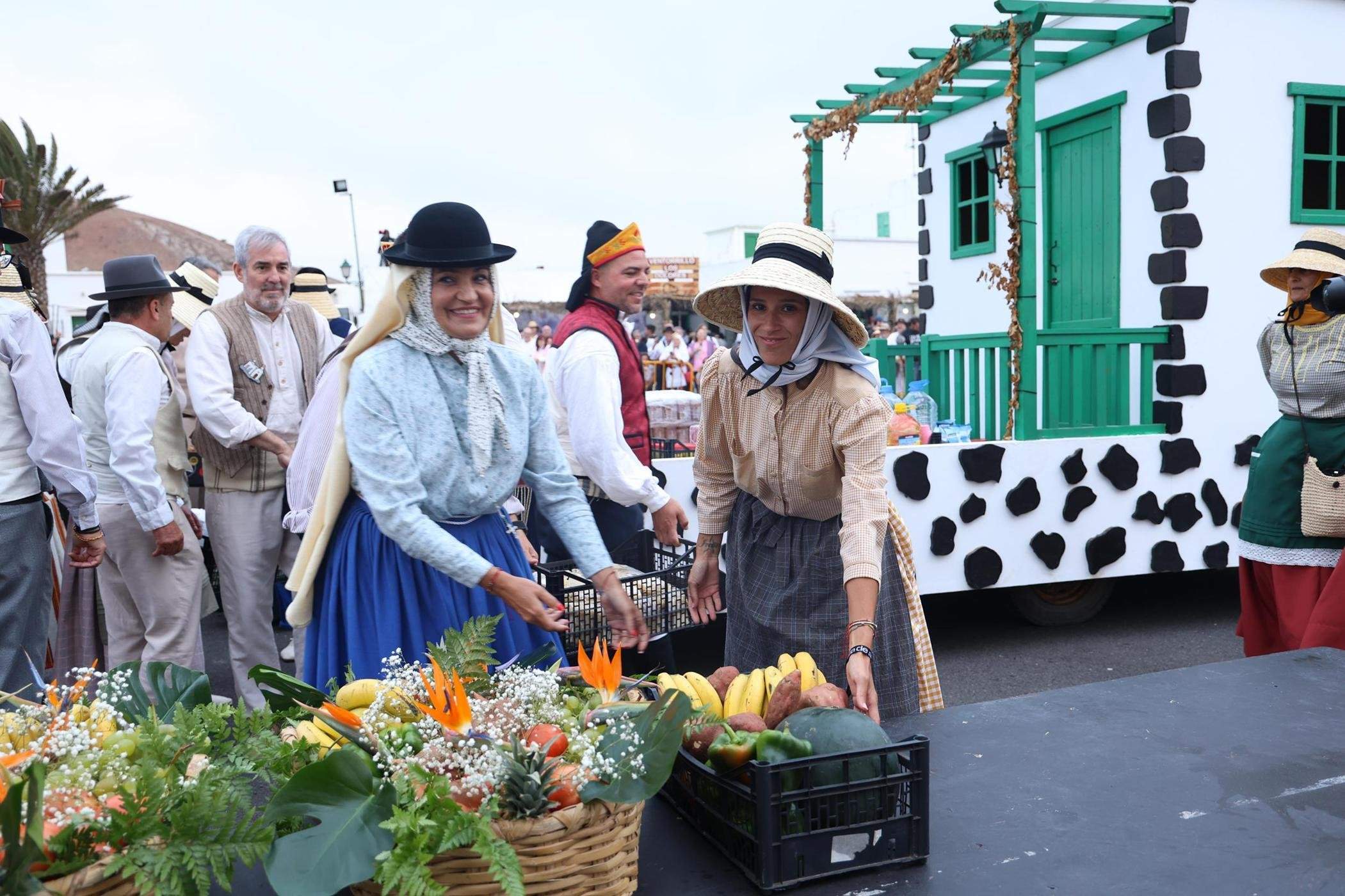 Ofrendas a la Virgen de Los Dolores.