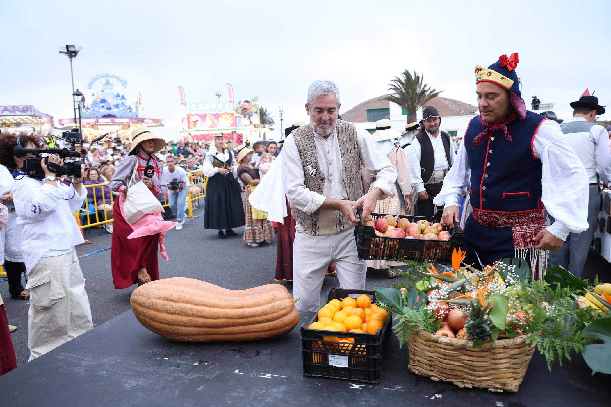 Ofrendas a la Virgen de Los Dolores.