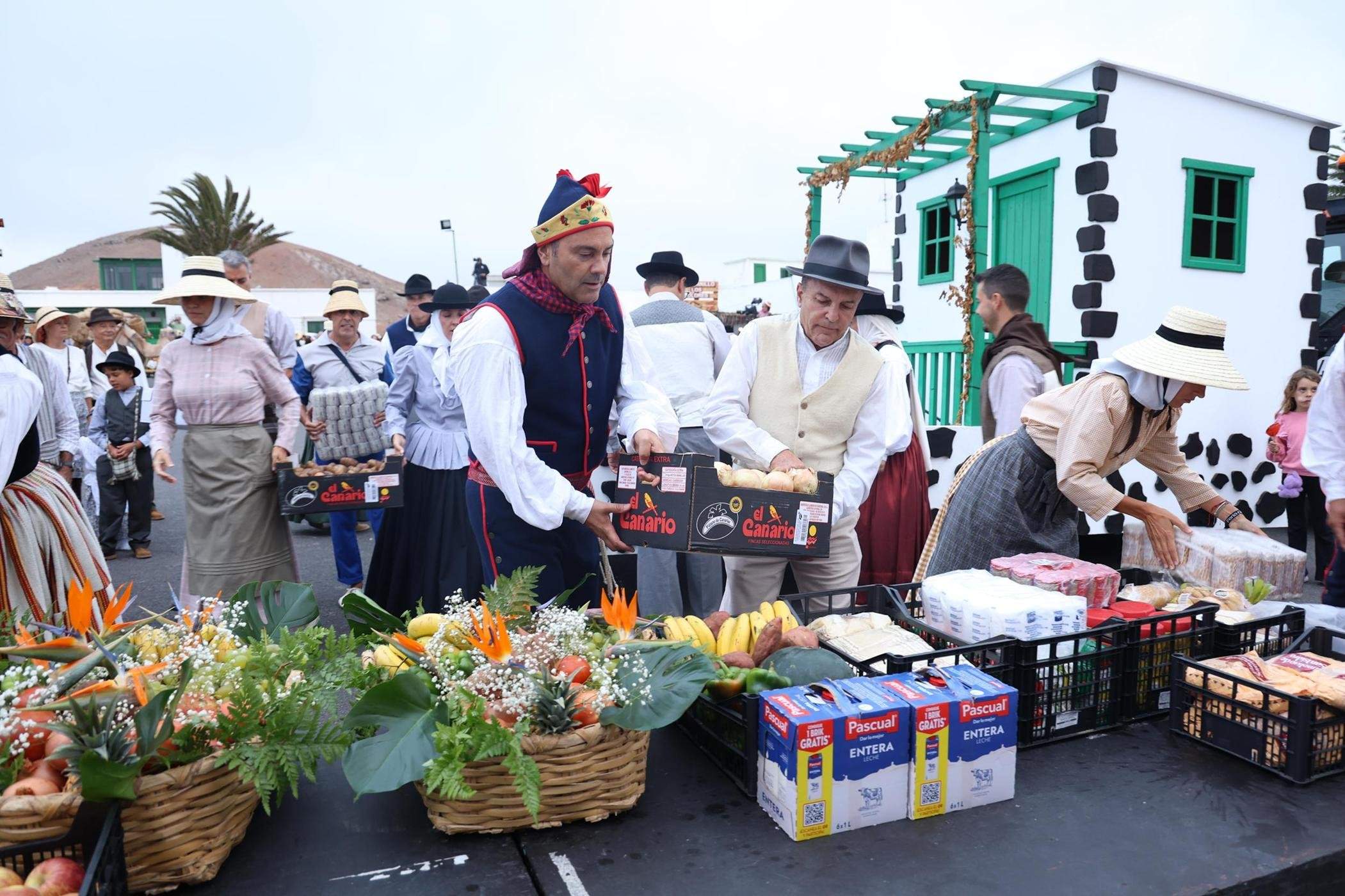 Ofrendas a la Virgen de Los Dolores.