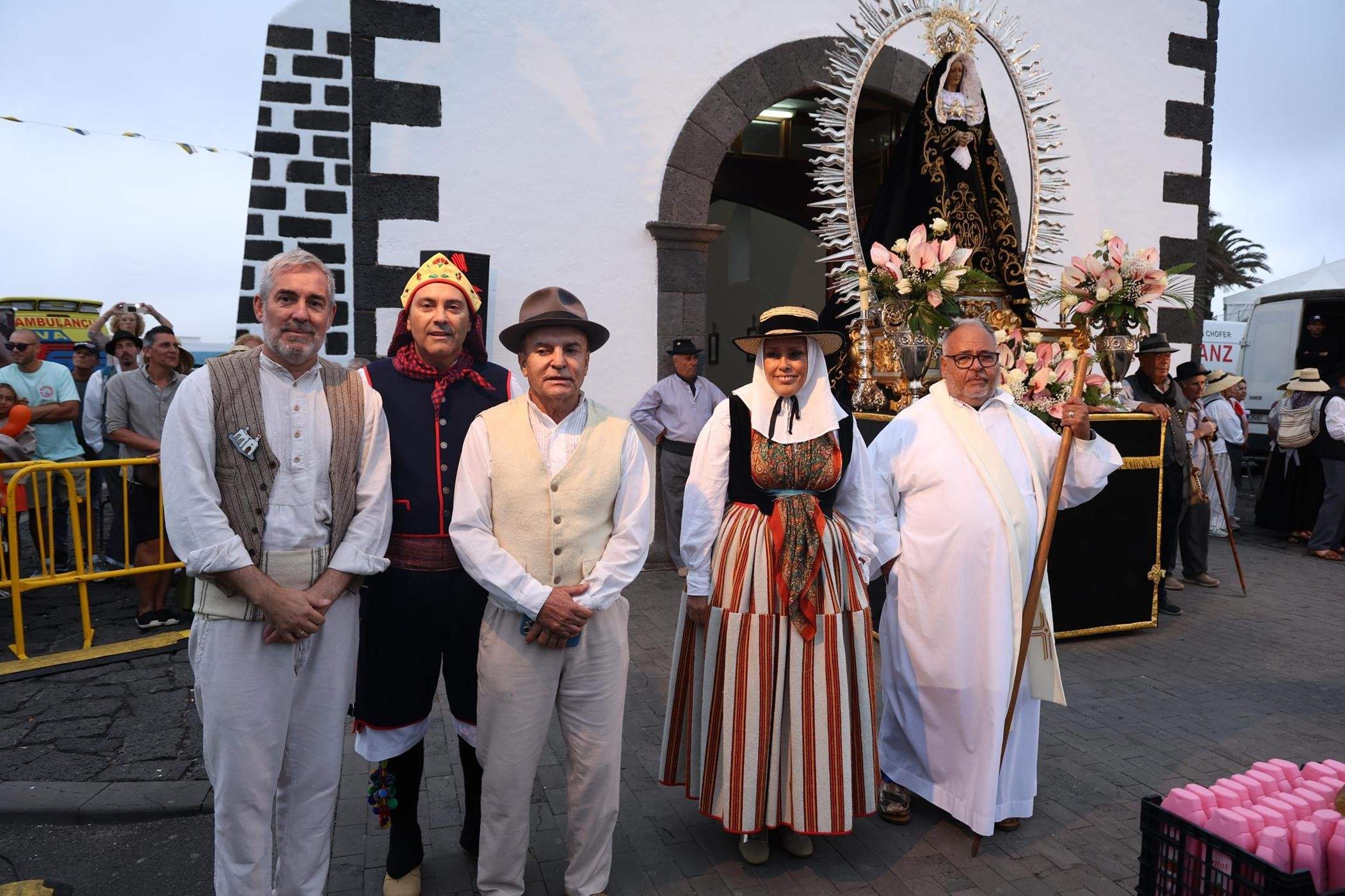 Ofrendas a la Virgen de Los Dolores.