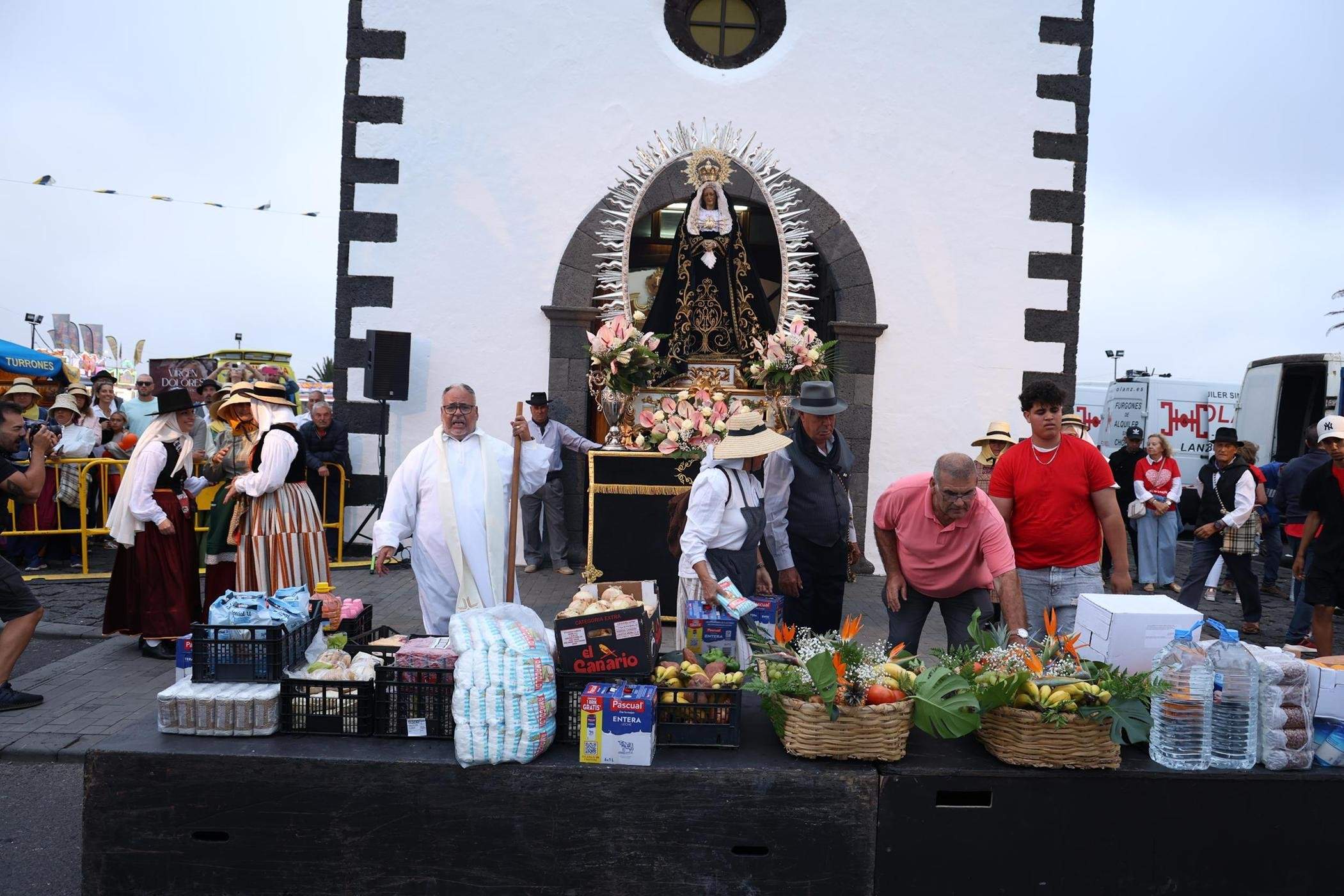 Ofrendas a la Virgen de Los Dolores.