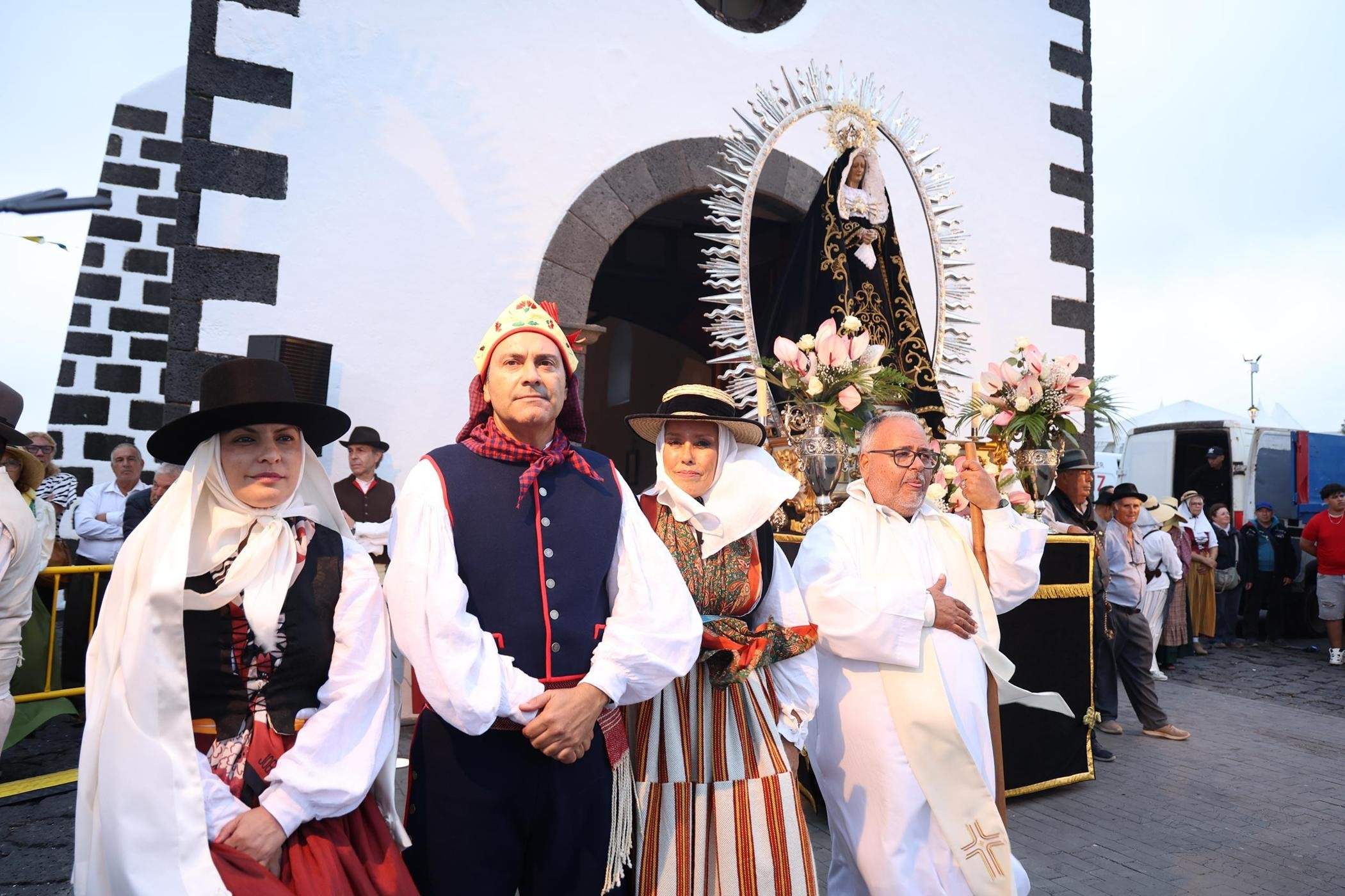 Ofrendas a la Virgen de Los Dolores.