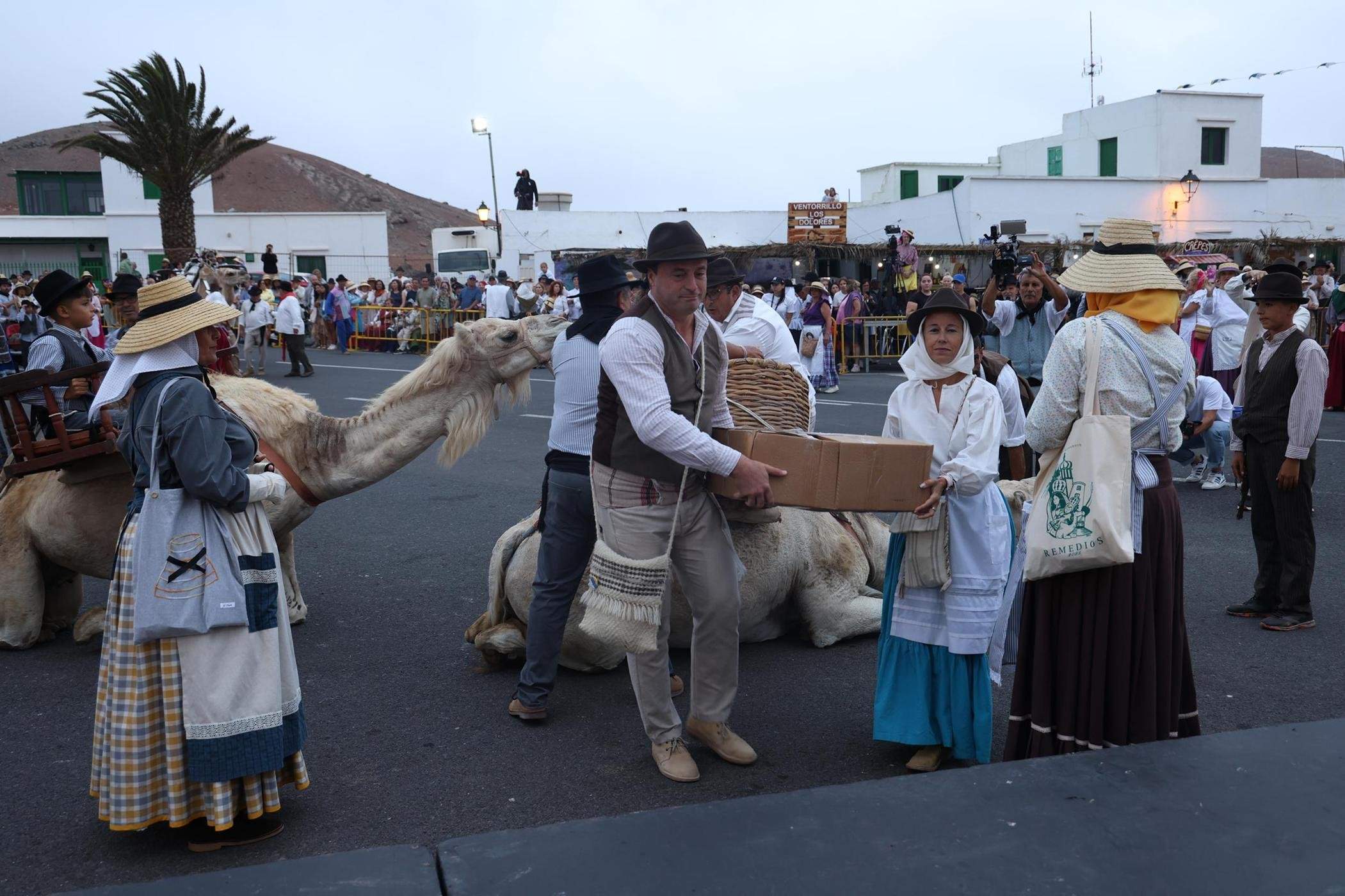 Ofrendas a la Virgen de Los Dolores.