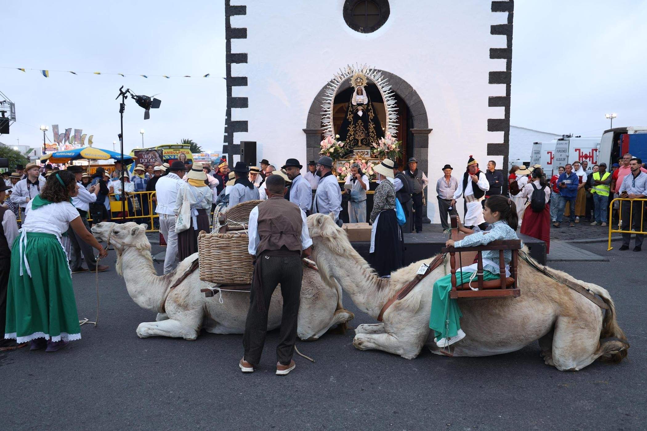Ofrendas a la Virgen de Los Dolores.