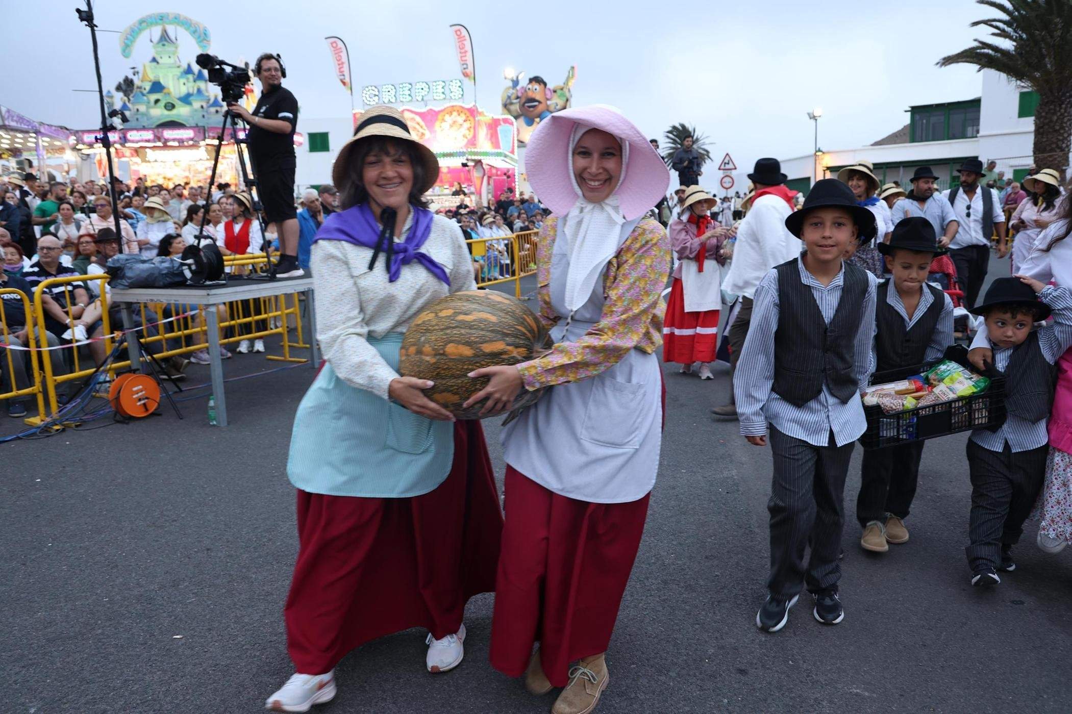 Ofrendas a la Virgen de Los Dolores.