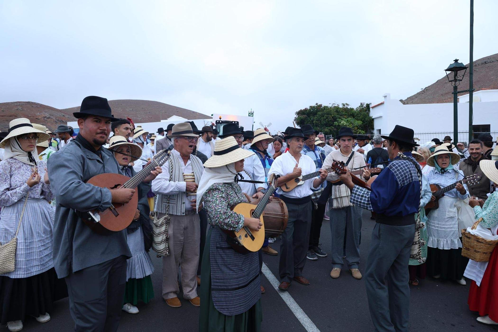 Ofrendas a la Virgen de Los Dolores.