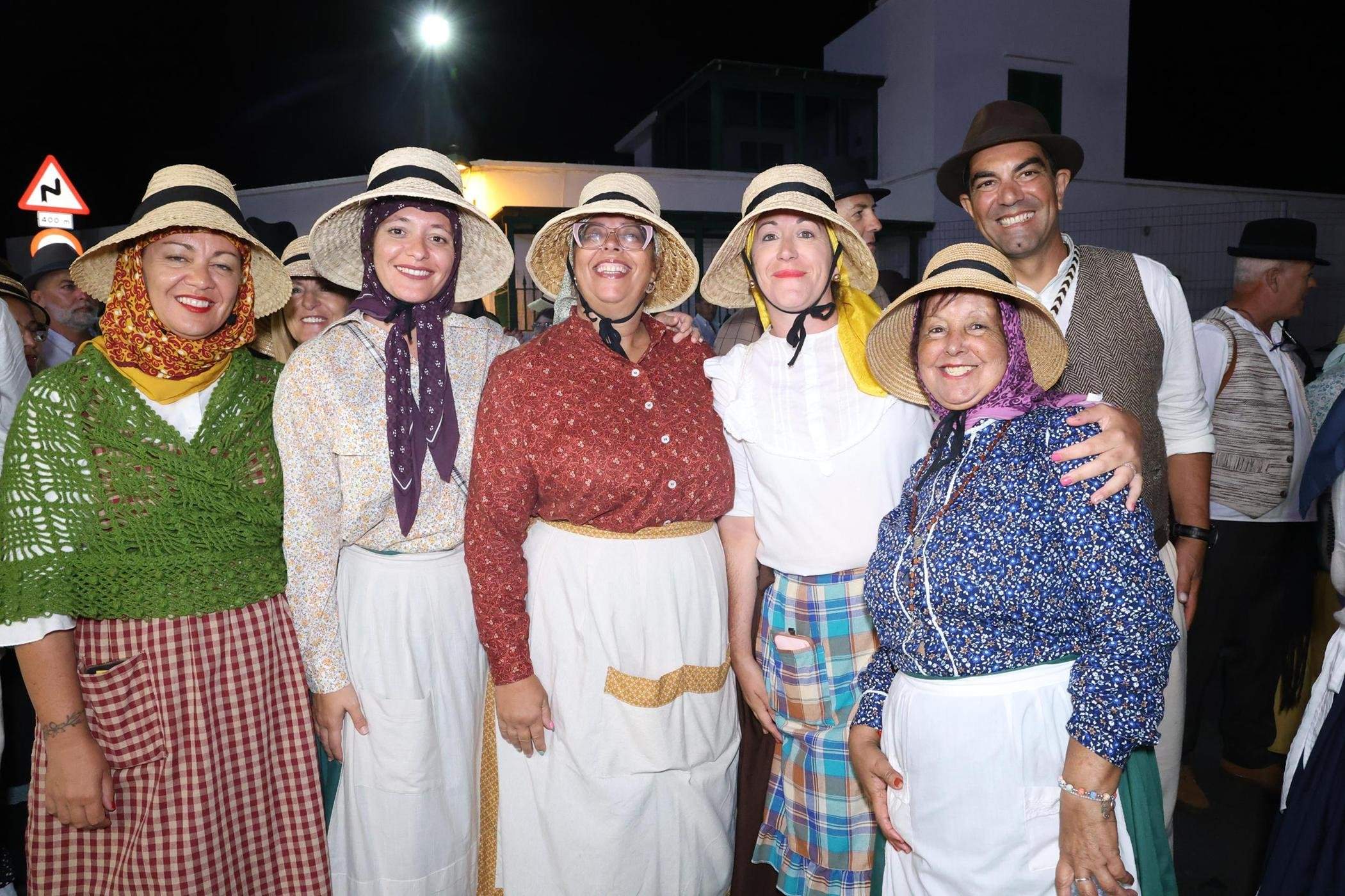 Ofrendas a la Virgen de Los Dolores.